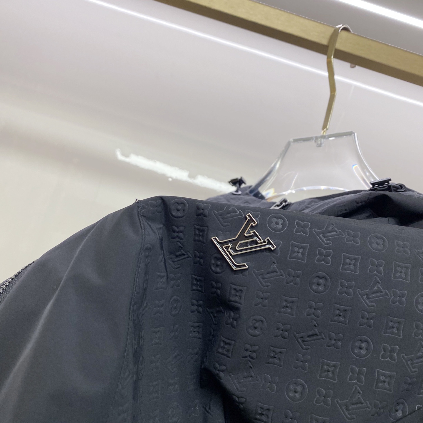 LV 2026ss春季新款连帽夹克外套全高端版本！高定专柜面料辅料，透气舒适度高，细节无可挑剔，做工考究