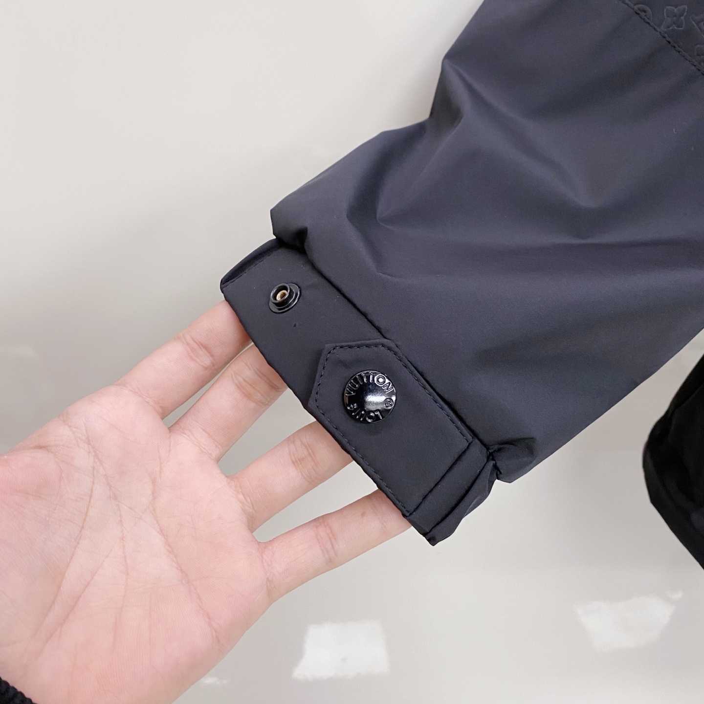 LV 2026ss春季新款连帽夹克外套全高端版本！高定专柜面料辅料，透气舒适度高，细节无可挑剔，做工考究