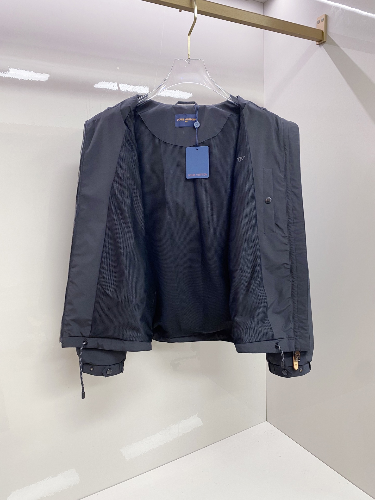 LV 2026ss春季新款连帽夹克外套全高端版本！高定专柜面料辅料，透气舒适度高，细节无可挑剔，做工考究