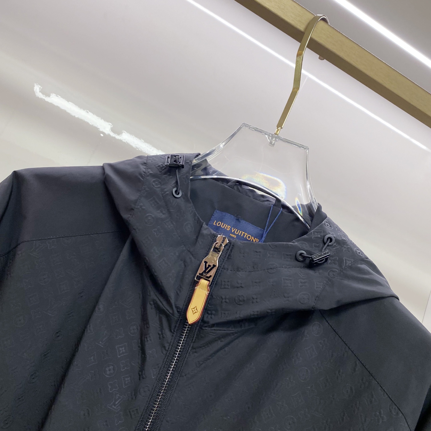 LV 2026ss春季新款连帽夹克外套全高端版本！高定专柜面料辅料，透气舒适度高，细节无可挑剔，做工考究