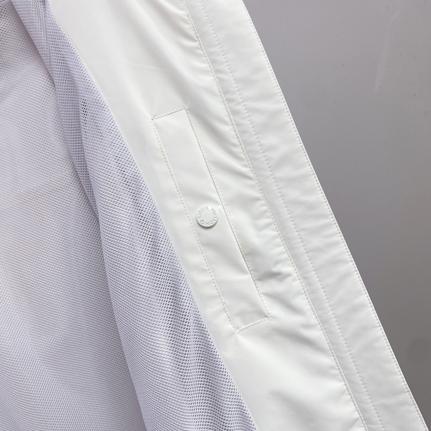 LV 2026ss春季新款连帽夹克外套全高端版本！高定专柜面料辅料，透气舒适度高，细节无可挑剔，做工考究