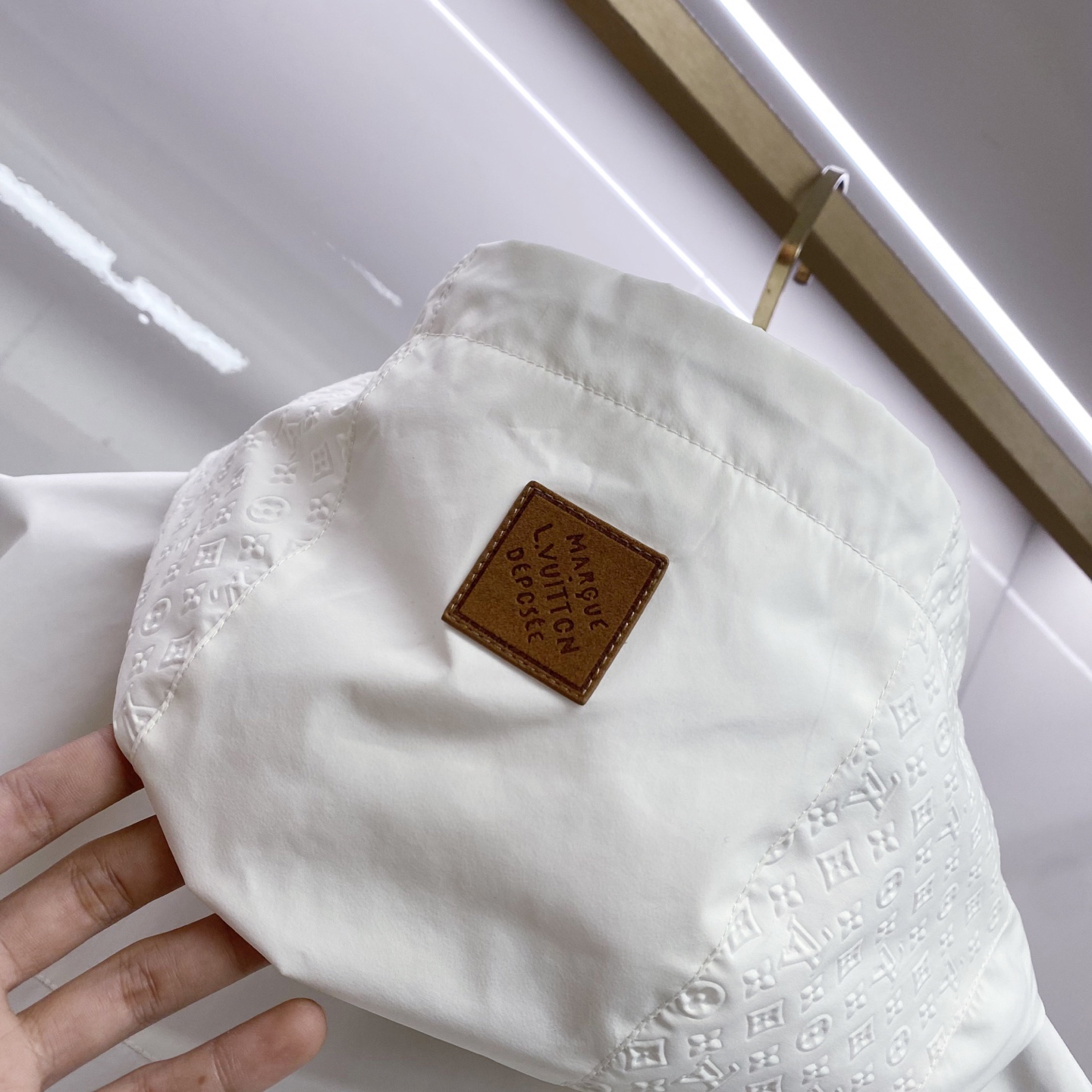 LV 2026ss春季新款连帽夹克外套全高端版本！高定专柜面料辅料，透气舒适度高，细节无可挑剔，做工考究