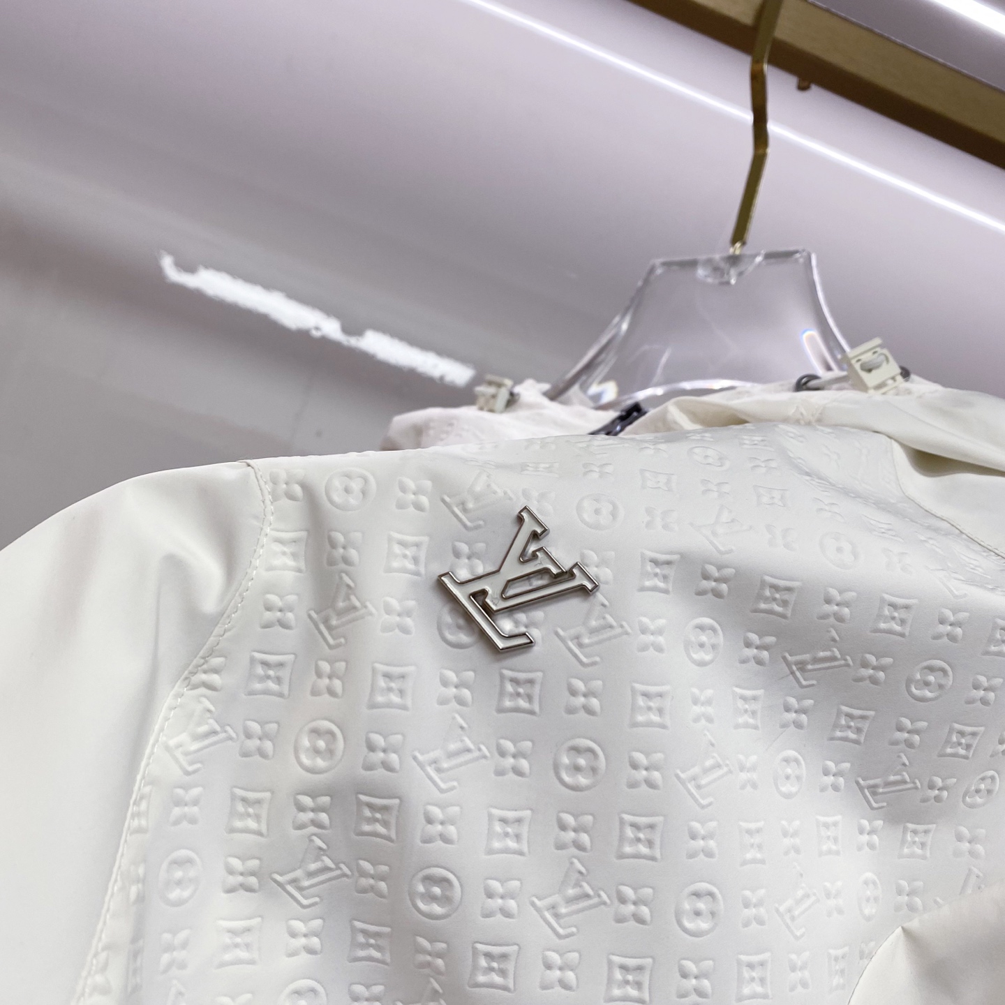 LV 2026ss春季新款连帽夹克外套全高端版本！高定专柜面料辅料，透气舒适度高，细节无可挑剔，做工考究