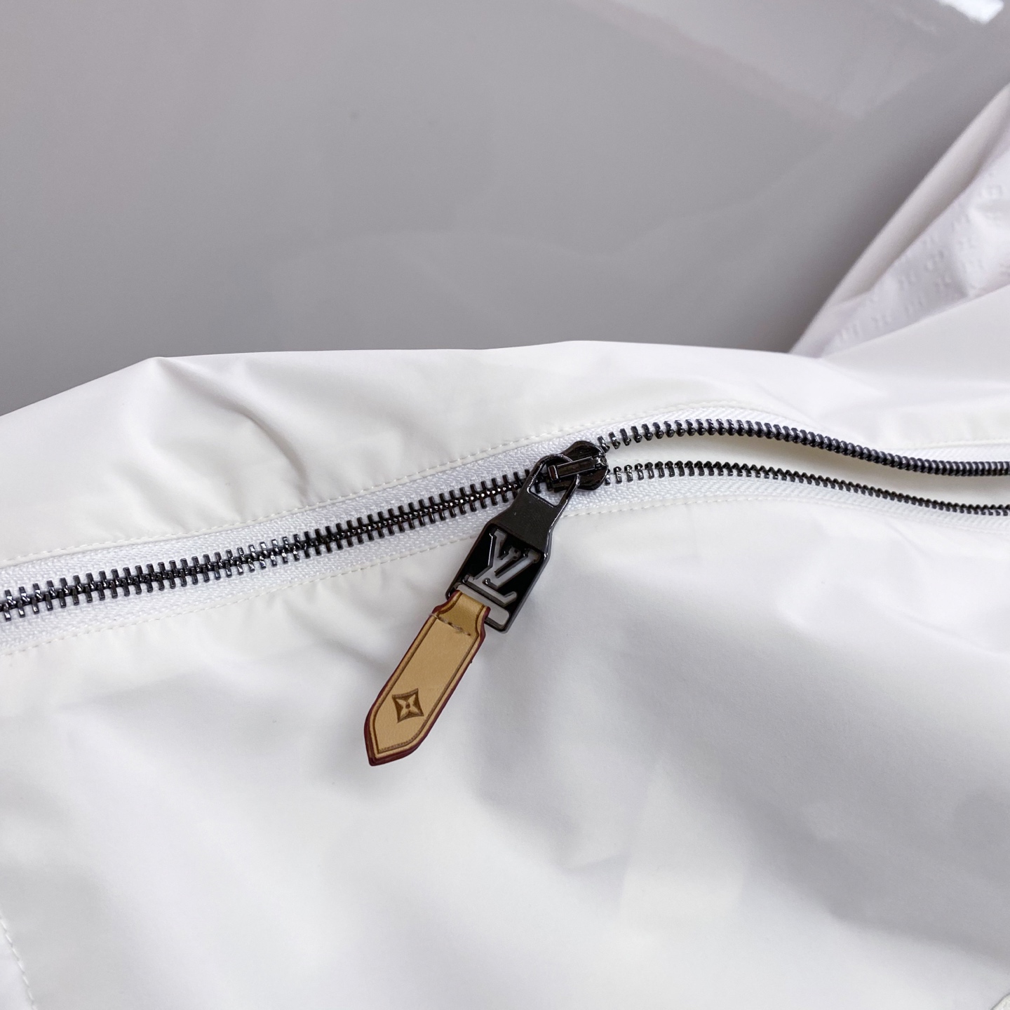 LV 2026ss春季新款连帽夹克外套全高端版本！高定专柜面料辅料，透气舒适度高，细节无可挑剔，做工考究