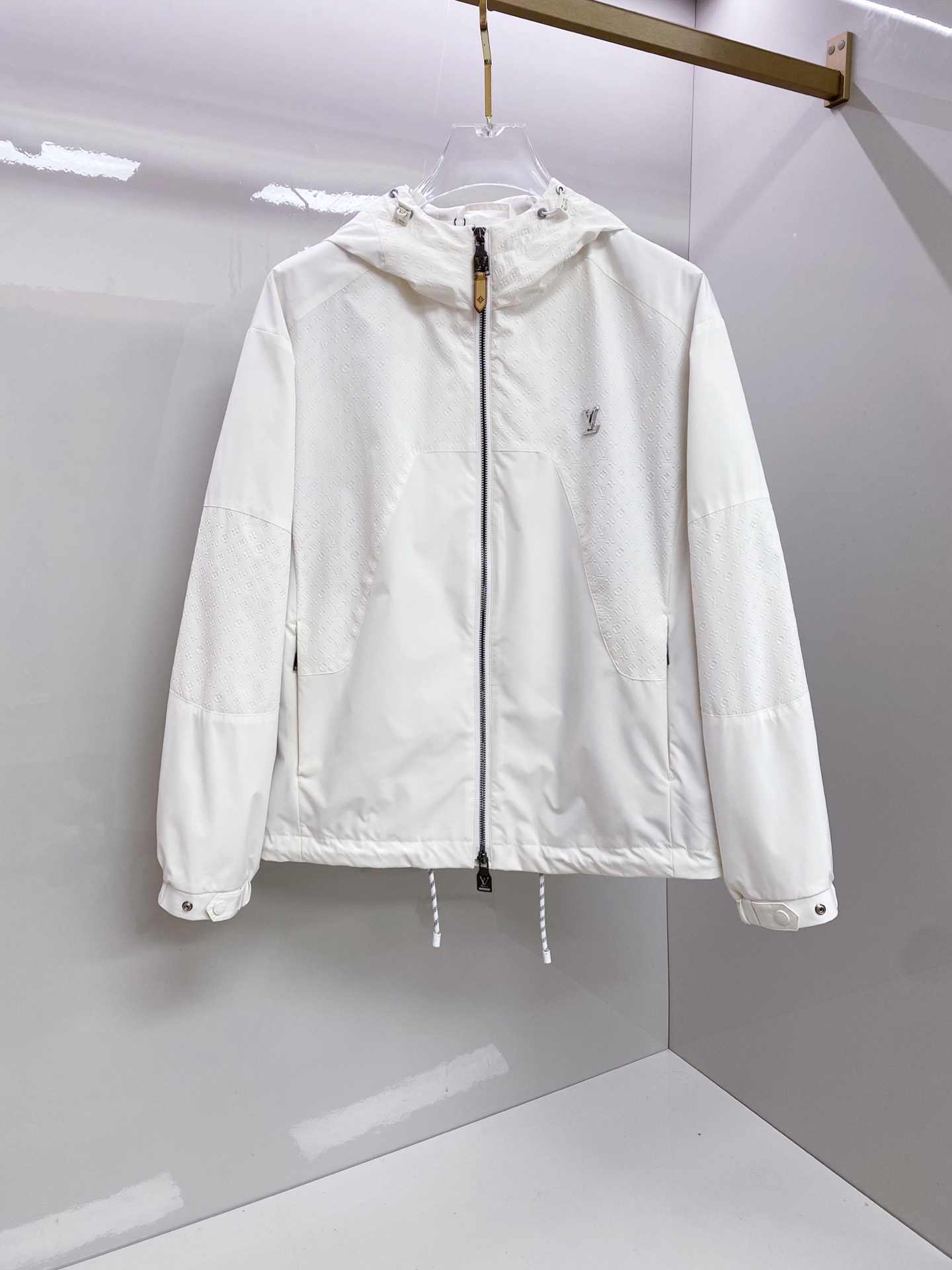 LV 2026ss春季新款连帽夹克外套全高端版本！高定专柜面料辅料，透气舒适度高，细节无可挑剔，做工考究