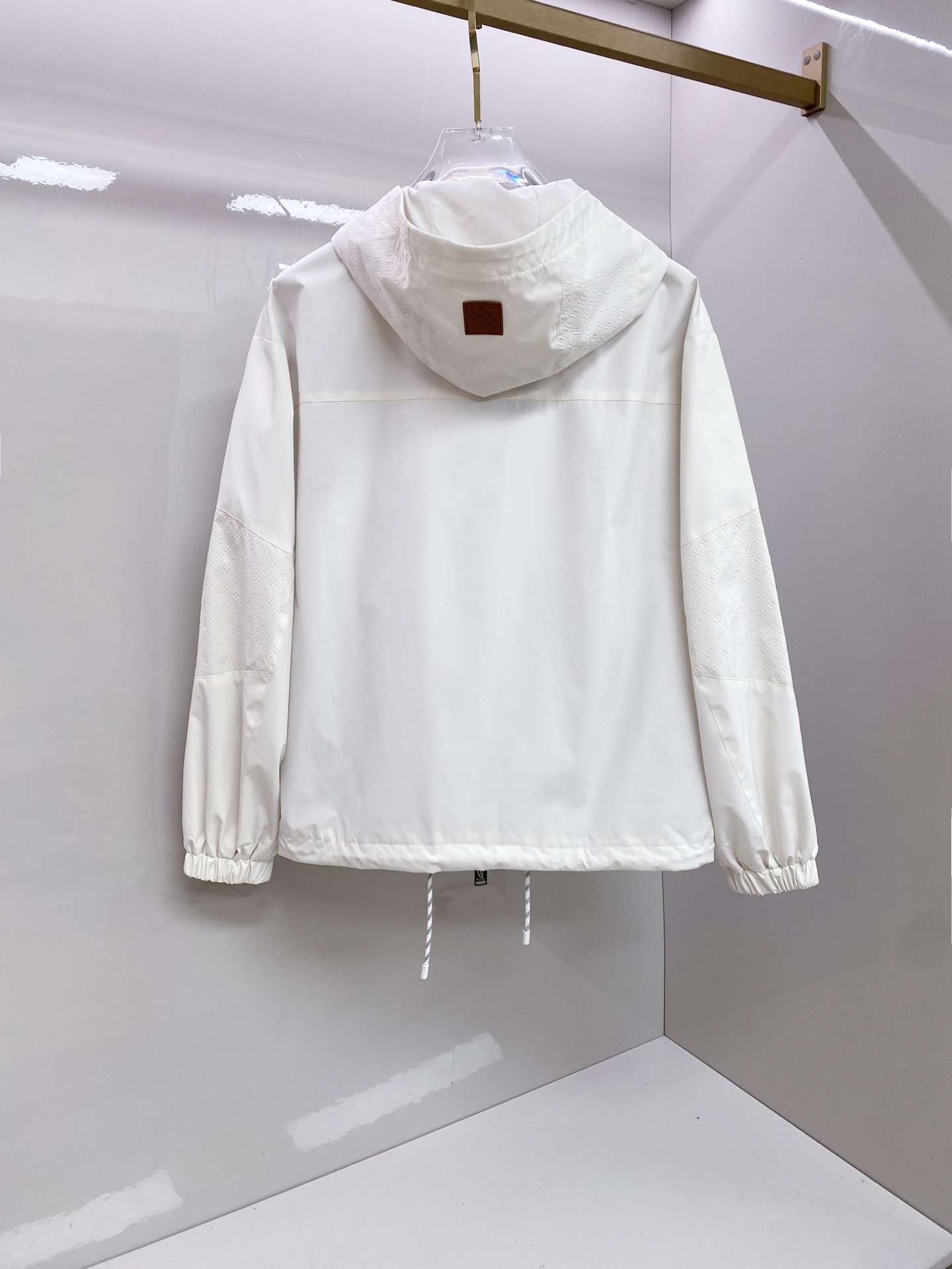 LV 2026ss春季新款连帽夹克外套全高端版本！高定专柜面料辅料，透气舒适度高，细节无可挑剔，做工考究