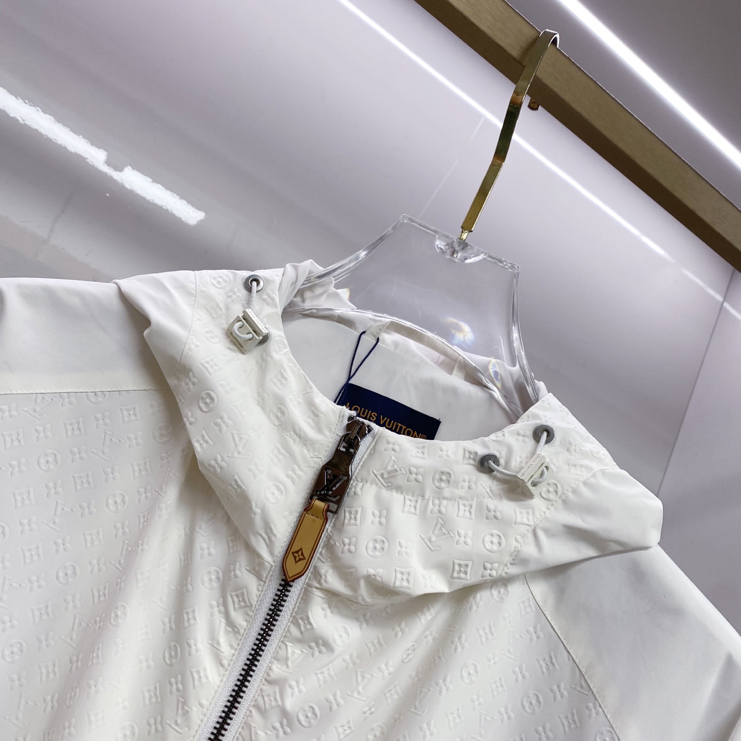 LV 2026ss春季新款连帽夹克外套全高端版本！高定专柜面料辅料，透气舒适度高，细节无可挑剔，做工考究