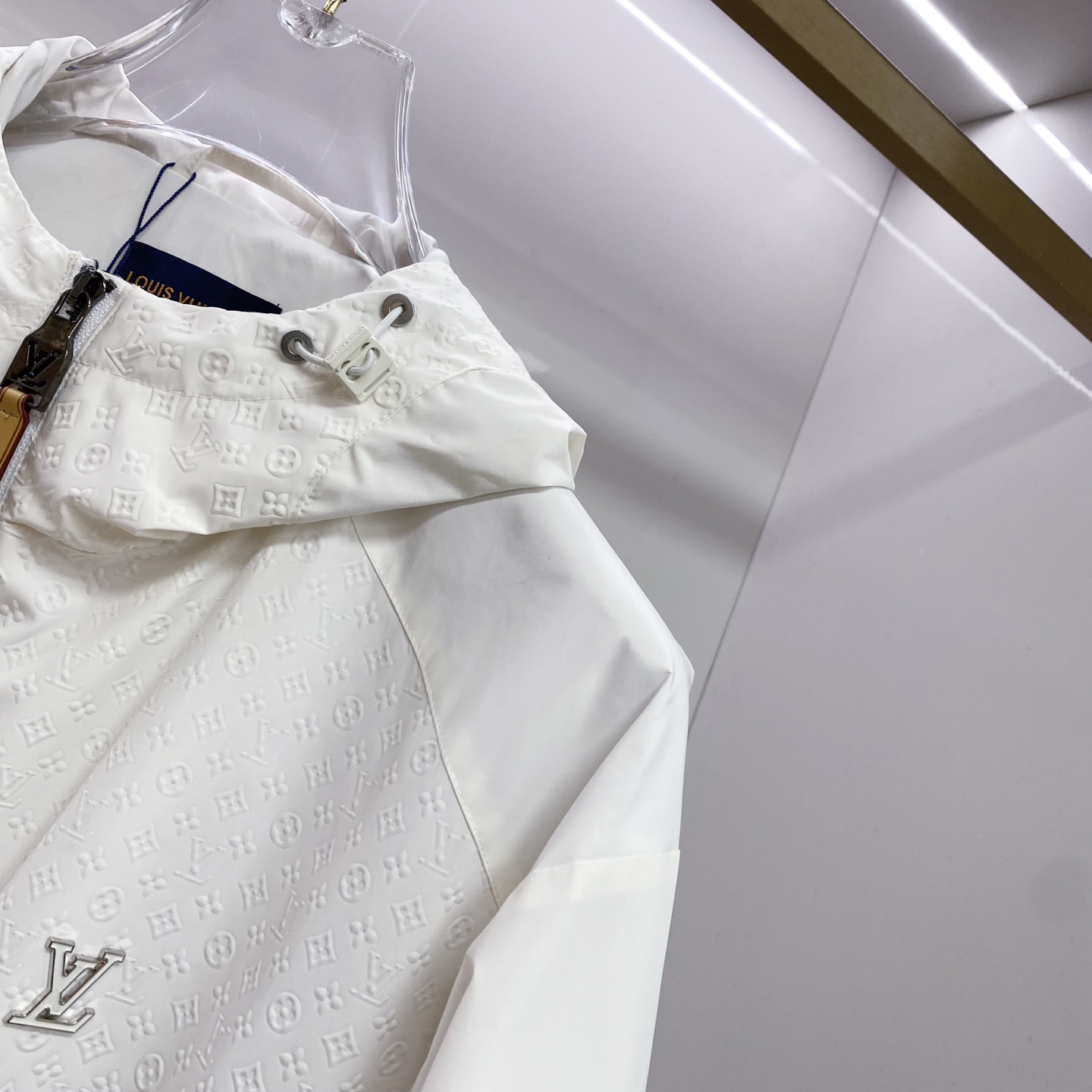 LV 2026ss春季新款连帽夹克外套全高端版本！高定专柜面料辅料，透气舒适度高，细节无可挑剔，做工考究