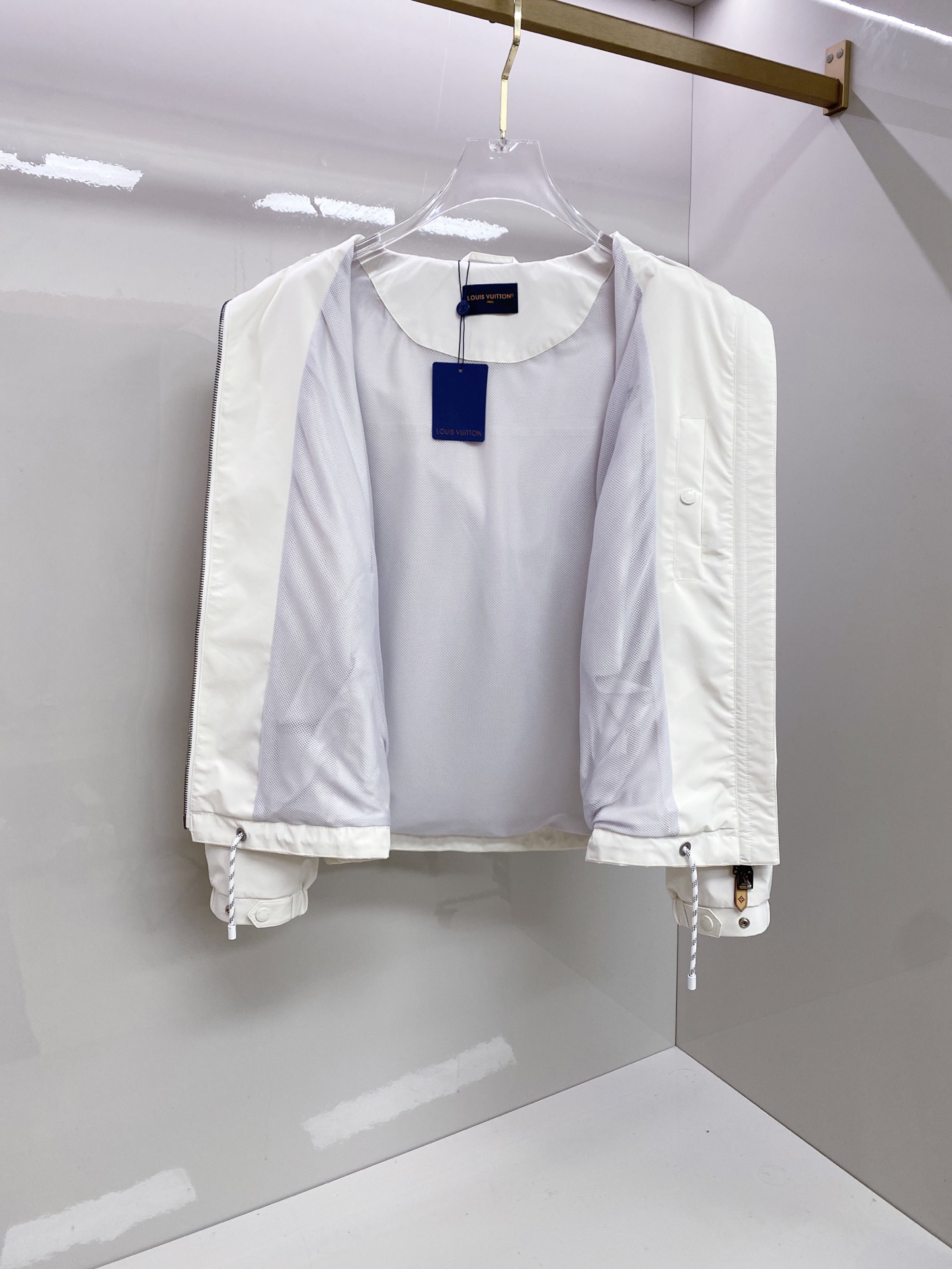 LV 2026ss春季新款连帽夹克外套全高端版本！高定专柜面料辅料，透气舒适度高，细节无可挑剔，做工考究