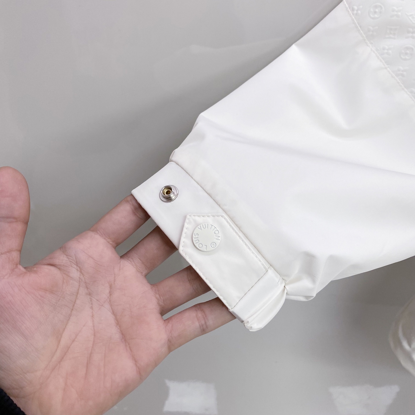 LV 2026ss春季新款连帽夹克外套全高端版本！高定专柜面料辅料，透气舒适度高，细节无可挑剔，做工考究