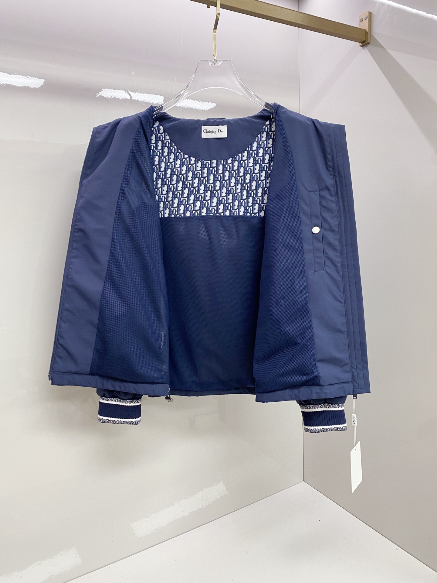 Dior 迪奥 2026ss春季新款连帽夹克外套全高端版本！高定专柜面料辅料，透气舒适度高，细节无可挑剔