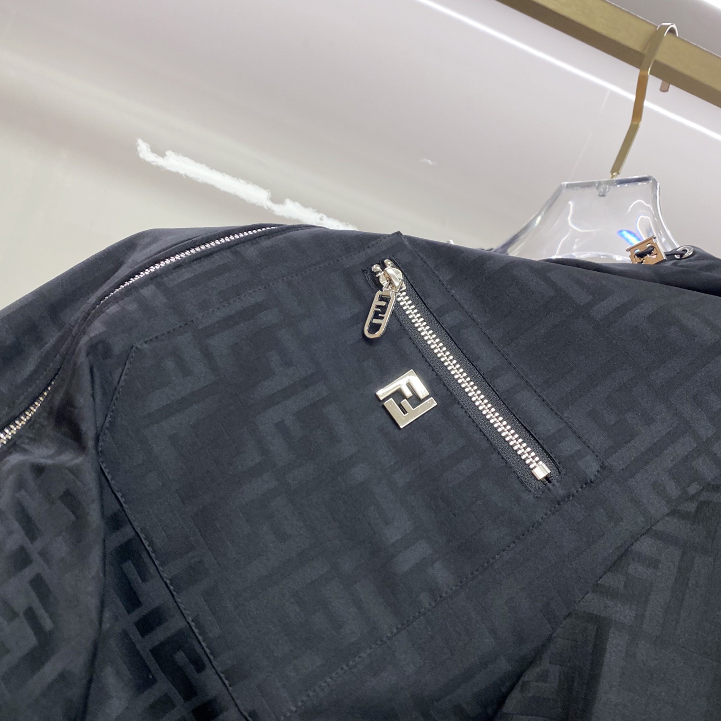 Fendi 芬迪 2026ss春季新款连帽夹克外套全高端版本！高定专柜面料辅料，透气舒适度高，细节无可挑