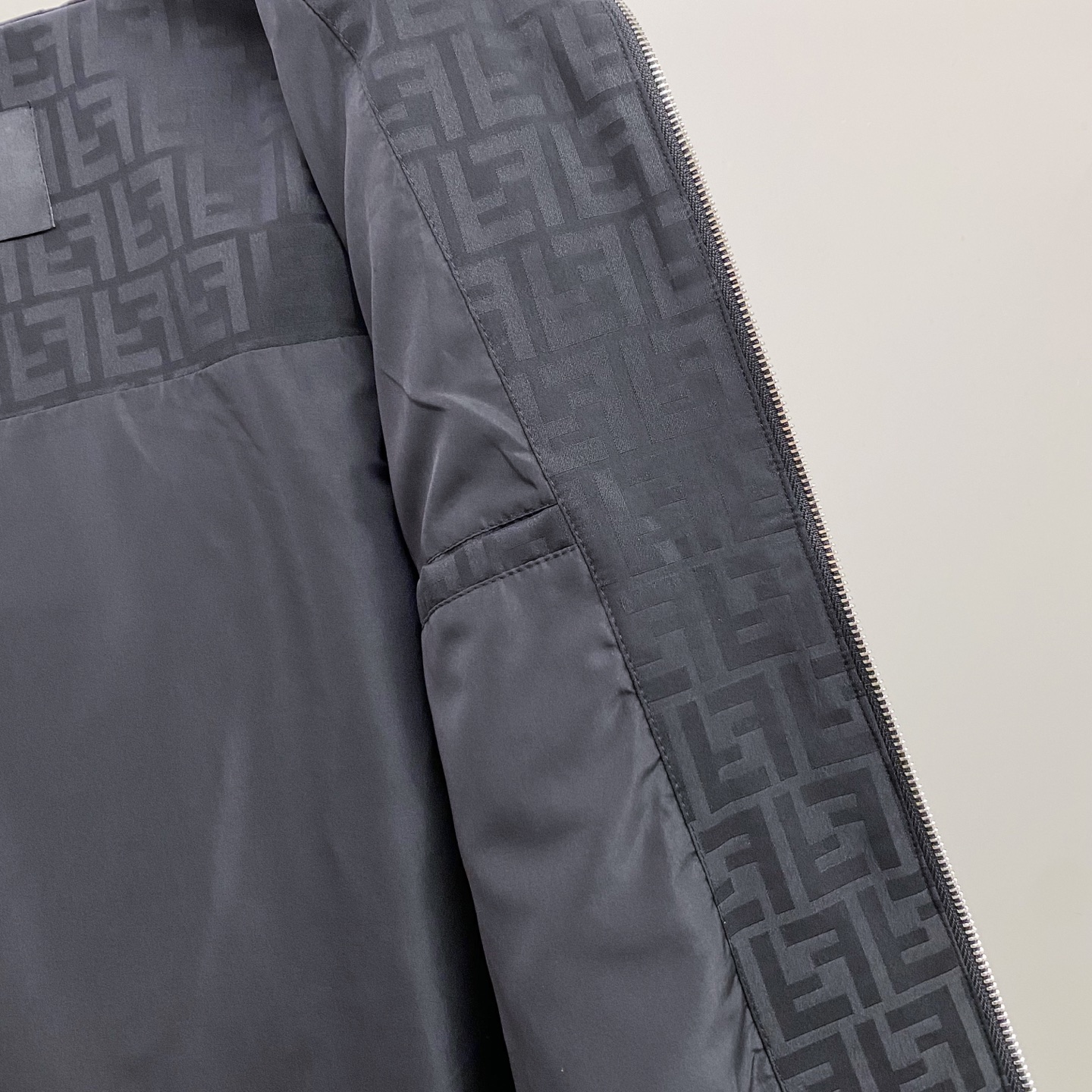 Fendi 芬迪 2026ss春季新款连帽夹克外套全高端版本！高定专柜面料辅料，透气舒适度高，细节无可挑