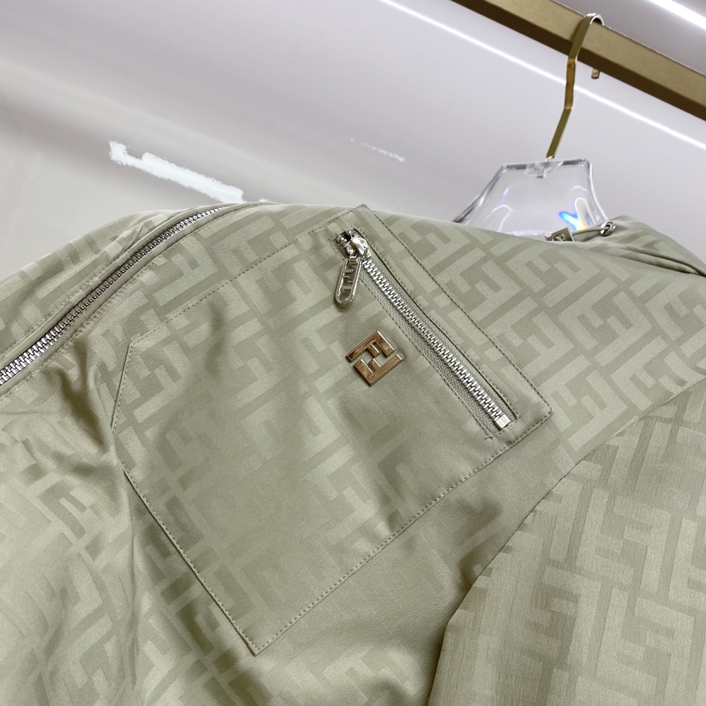 Fendi 芬迪 2026ss春季新款连帽夹克外套全高端版本！高定专柜面料辅料，透气舒适度高，细节无可挑