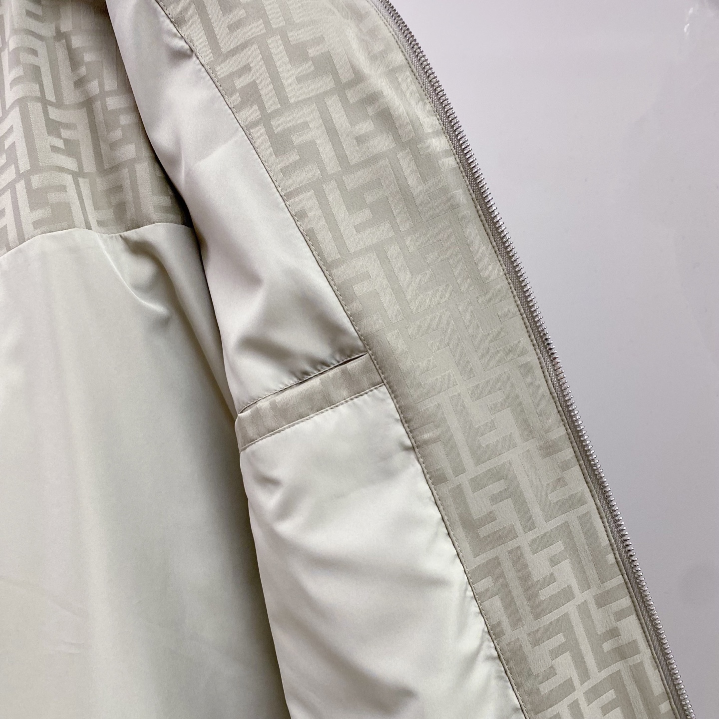 Fendi 芬迪 2026ss春季新款连帽夹克外套全高端版本！高定专柜面料辅料，透气舒适度高，细节无可挑