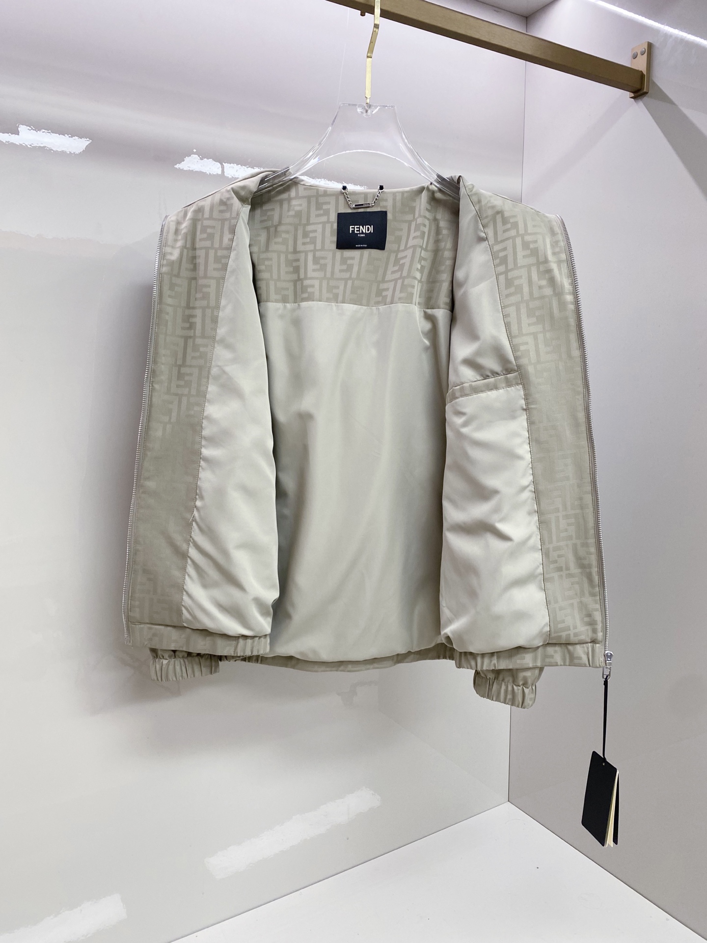 Fendi 芬迪 2026ss春季新款连帽夹克外套全高端版本！高定专柜面料辅料，透气舒适度高，细节无可挑