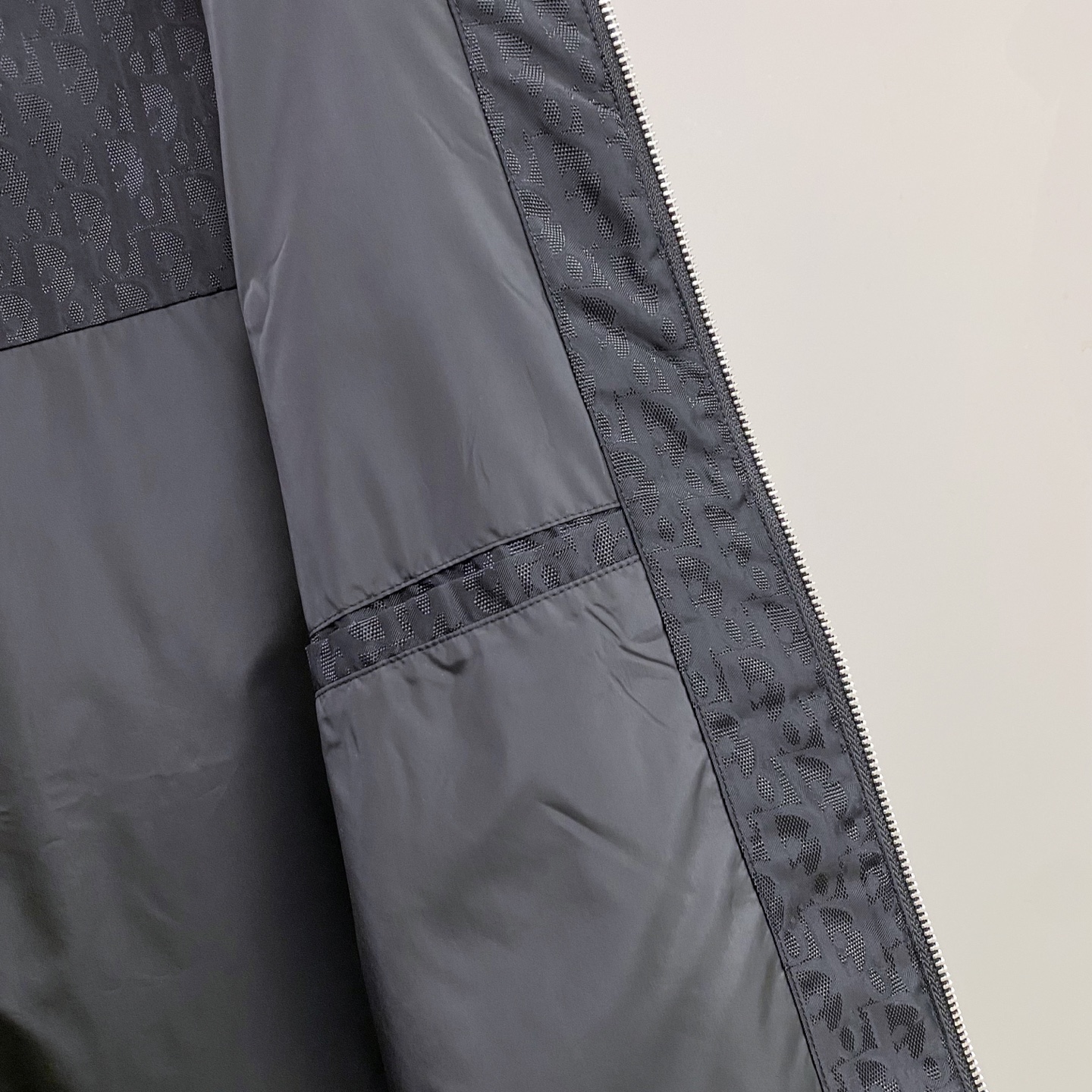 dior 迪奥 2026ss春季新款立领夹克外套全高端版本！高定专柜面料辅料，透气舒适度高，细节无可挑剔