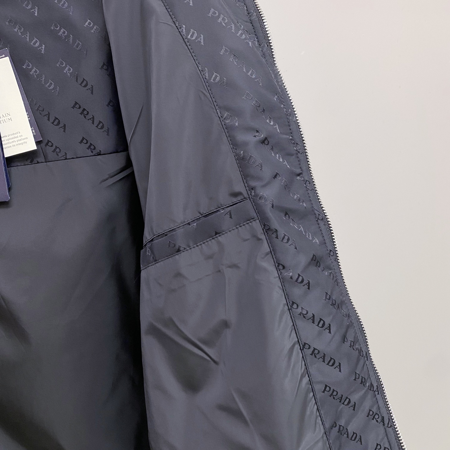 Prada 普拉达2026ss春季新款夹克外套全高端版本！高定专柜面料辅料，透气舒适度高，细节无可挑剔，