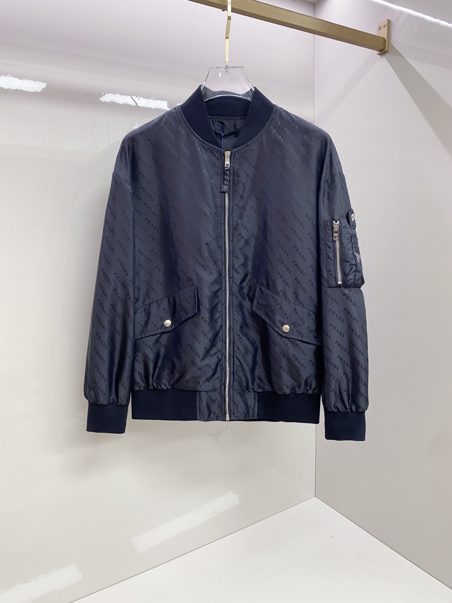 Prada 普拉达2026ss春季新款夹克外套全高端版本！高定专柜面料辅料，透气舒适度高，细节无可挑剔，