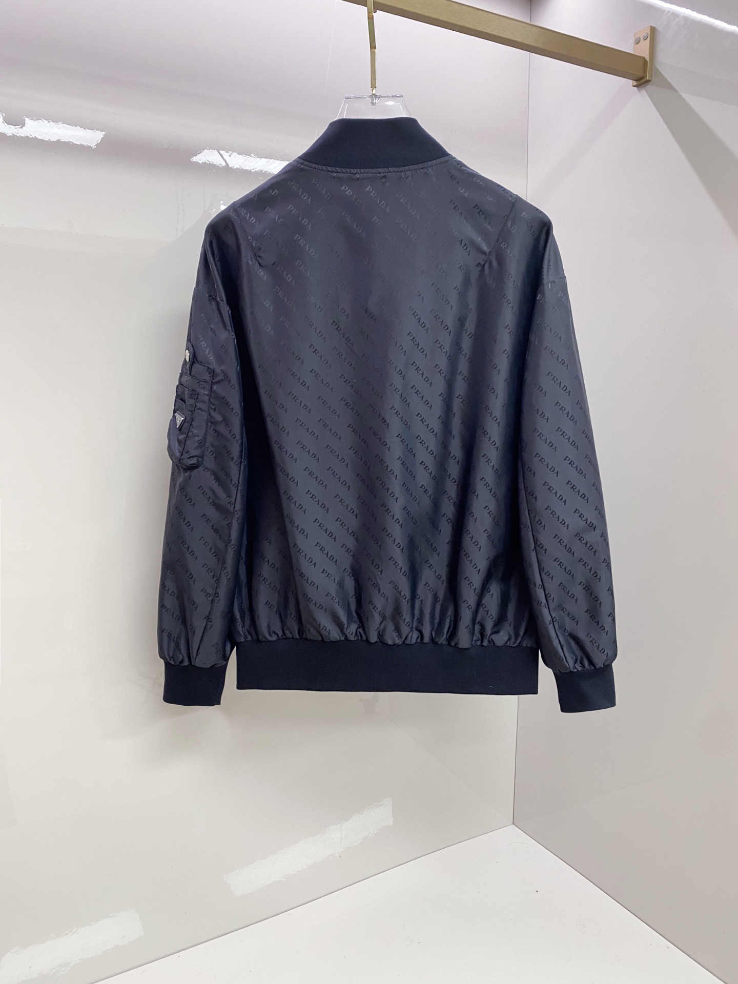 Prada 普拉达2026ss春季新款夹克外套全高端版本！高定专柜面料辅料，透气舒适度高，细节无可挑剔，