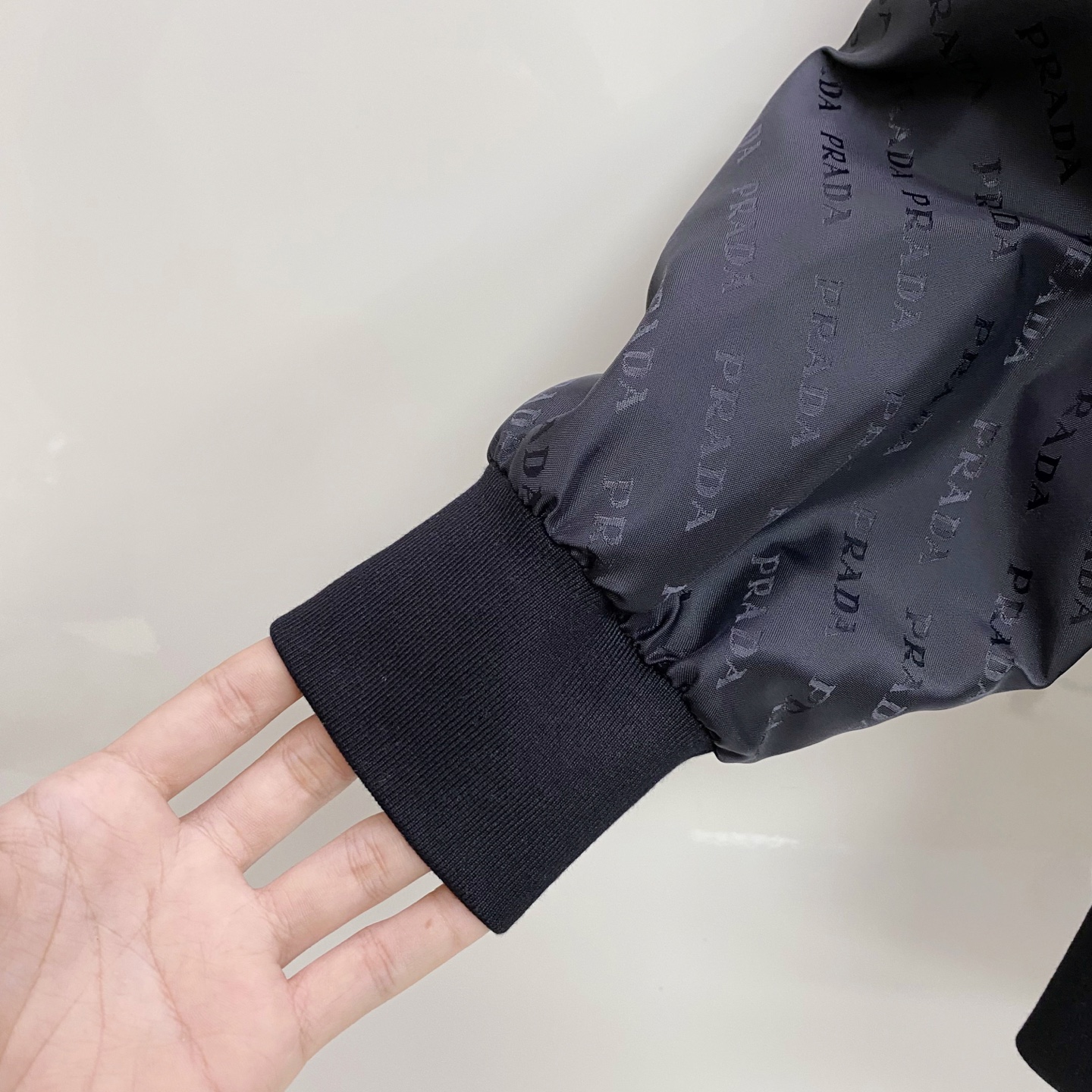 Prada 普拉达2026ss春季新款夹克外套全高端版本！高定专柜面料辅料，透气舒适度高，细节无可挑剔，