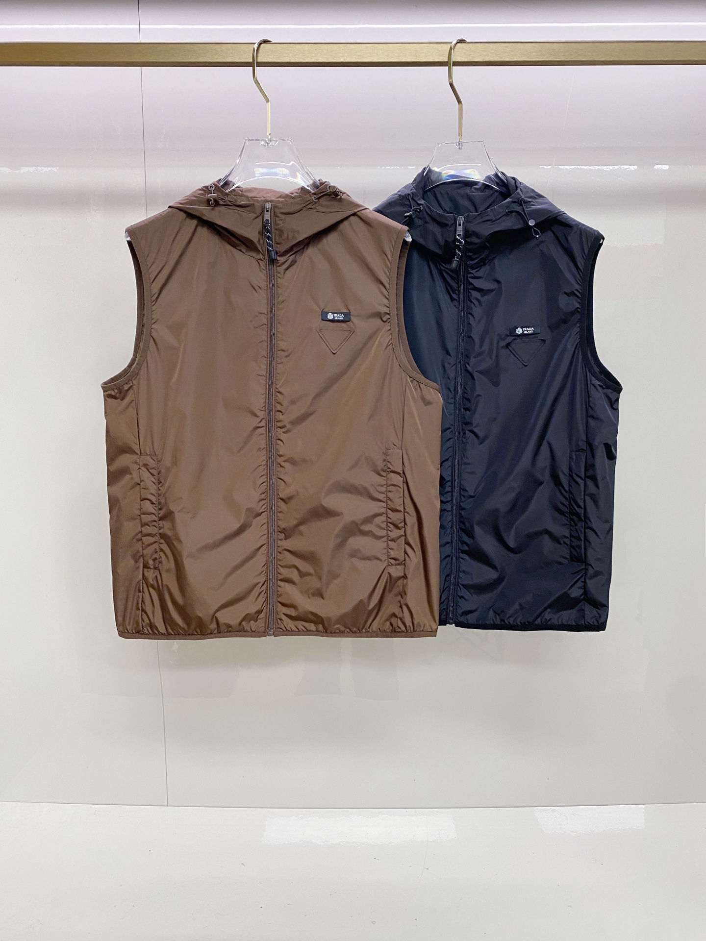 Prada 普拉达马甲2026ss春季新款夹克外套，专柜同步新品发售，商务休闲两不误！三角标彰显品牌奢华