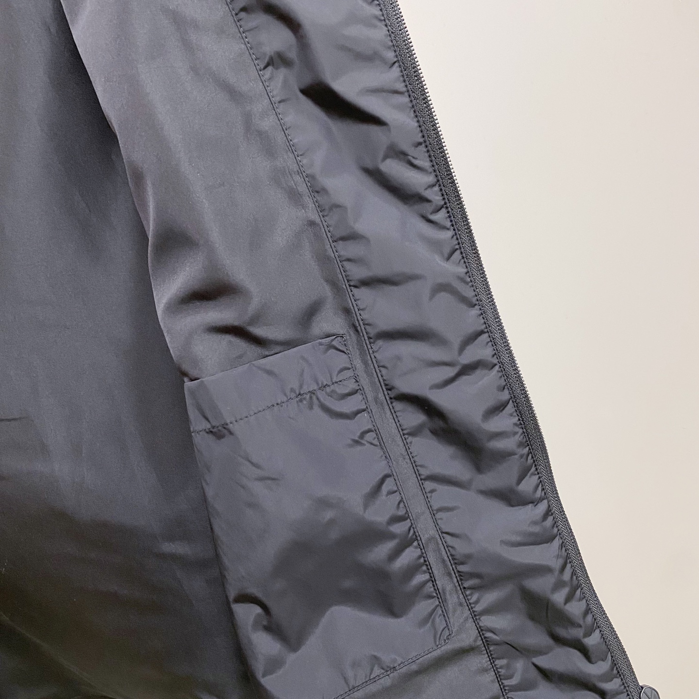 Prada 普拉达马甲2026ss春季新款夹克外套，专柜同步新品发售，商务休闲两不误！三角标彰显品牌奢华