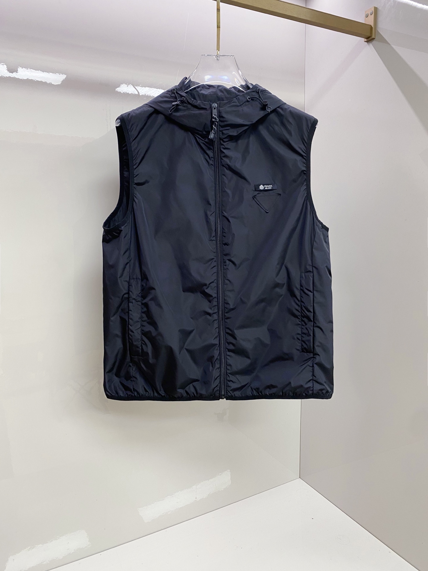 Prada 普拉达马甲2026ss春季新款夹克外套，专柜同步新品发售，商务休闲两不误！三角标彰显品牌奢华