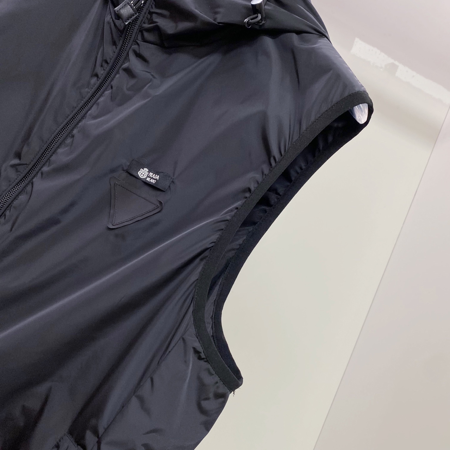 Prada 普拉达马甲2026ss春季新款夹克外套，专柜同步新品发售，商务休闲两不误！三角标彰显品牌奢华