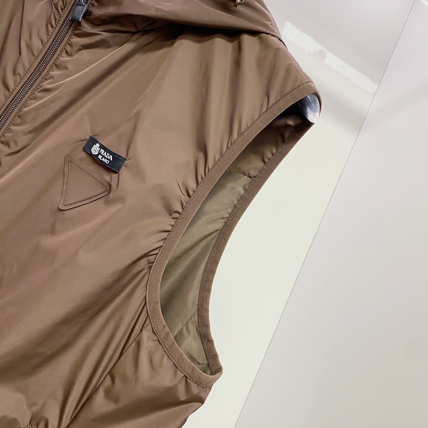 Prada 普拉达马甲2026ss春季新款夹克外套，专柜同步新品发售，商务休闲两不误！三角标彰显品牌奢华