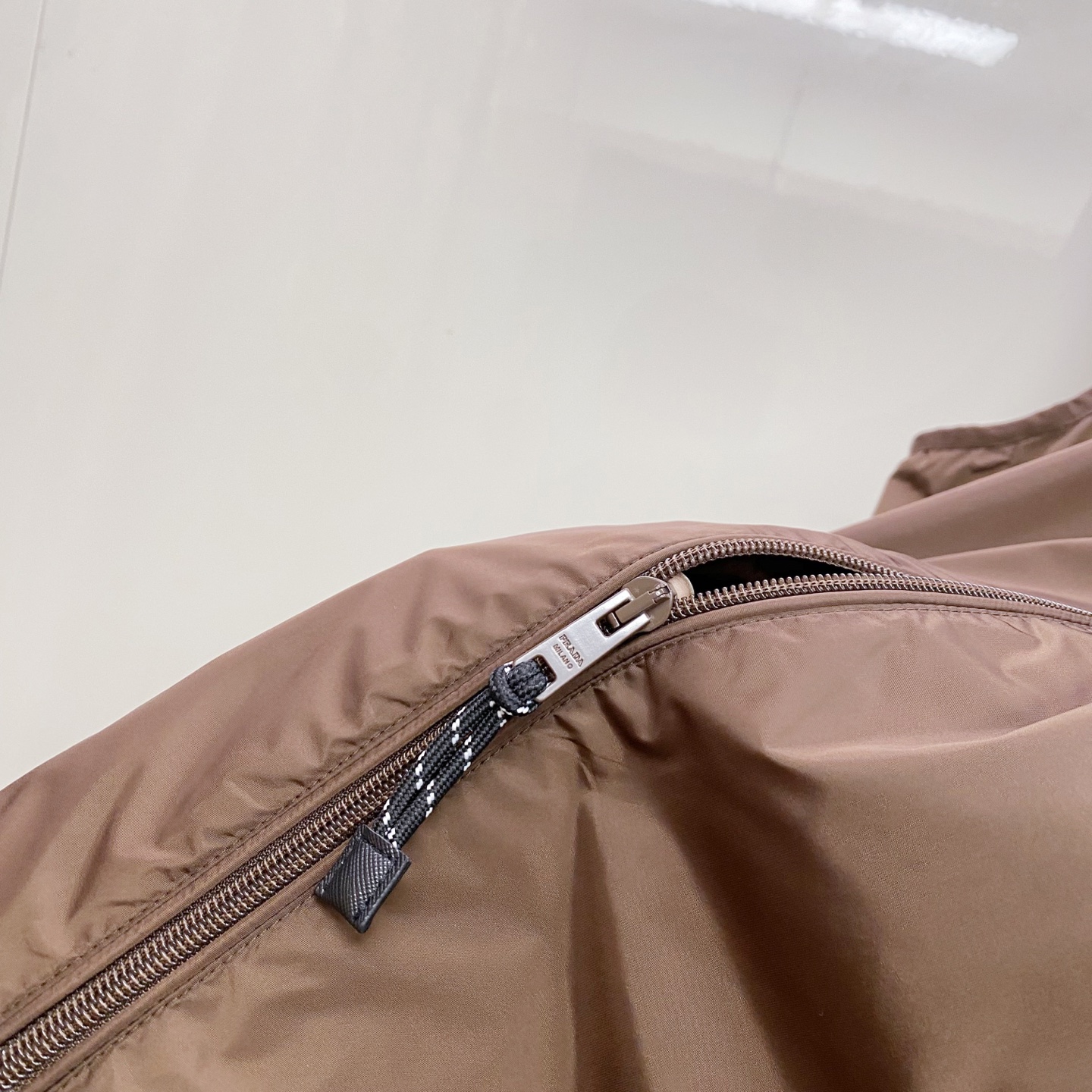 Prada 普拉达马甲2026ss春季新款夹克外套，专柜同步新品发售，商务休闲两不误！三角标彰显品牌奢华