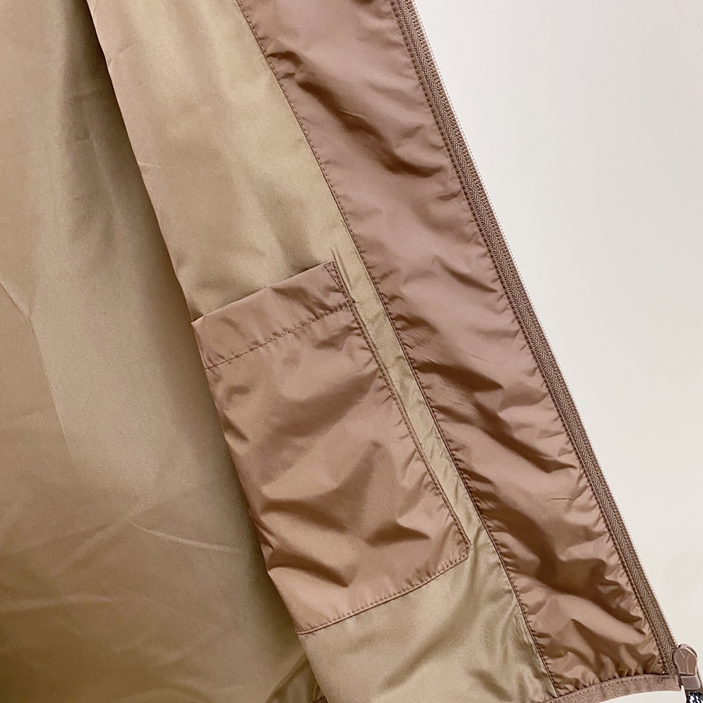 Prada 普拉达马甲2026ss春季新款夹克外套，专柜同步新品发售，商务休闲两不误！三角标彰显品牌奢华