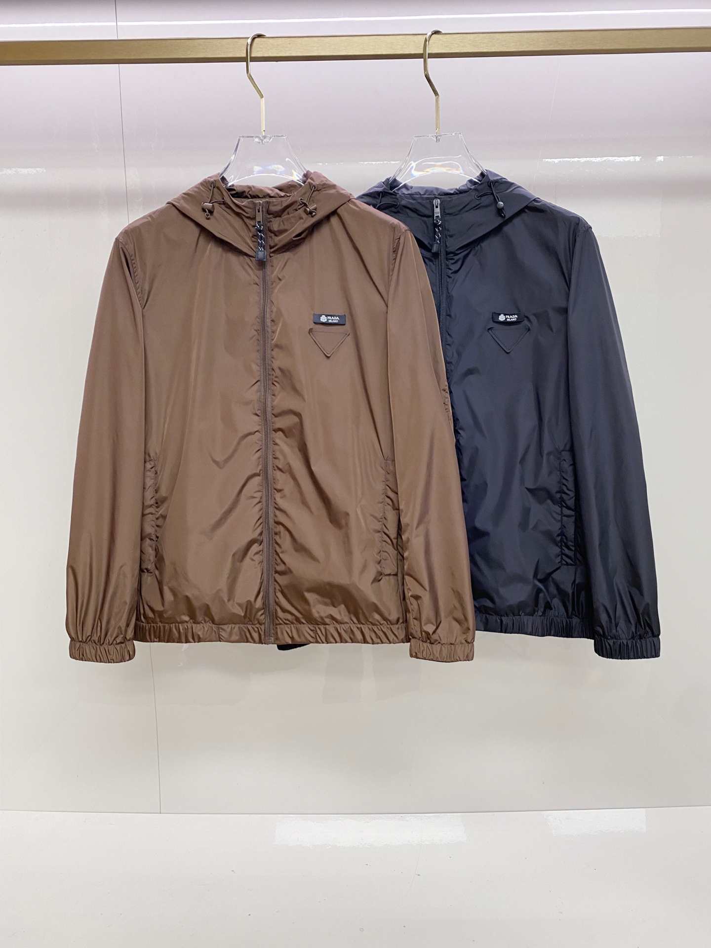 Prada 普拉达 2026ss春夏新款连帽休闲夹克外套，专柜同步新品发售，商务休闲两不误！三角标彰显品