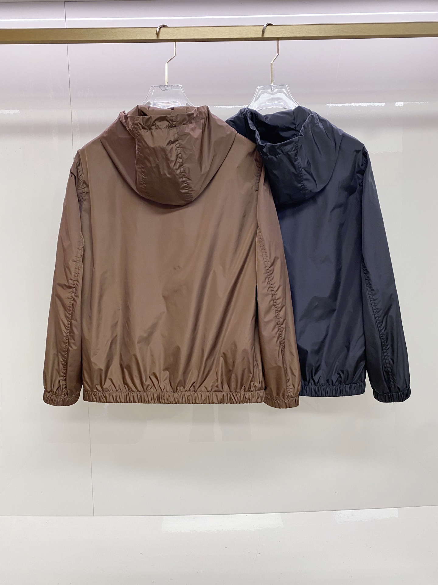 Prada 普拉达 2026ss春夏新款连帽休闲夹克外套，专柜同步新品发售，商务休闲两不误！三角标彰显品