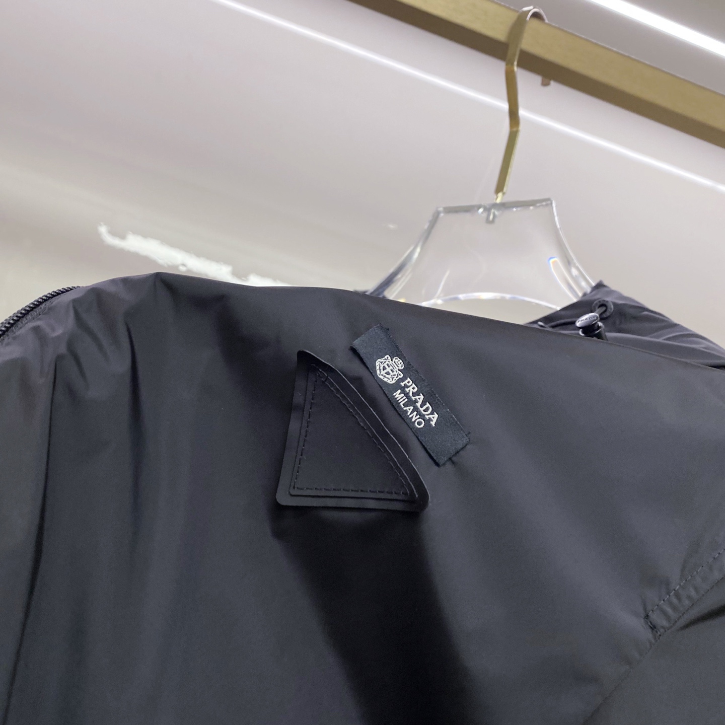 Prada 普拉达 2026ss春夏新款连帽休闲夹克外套，专柜同步新品发售，商务休闲两不误！三角标彰显品