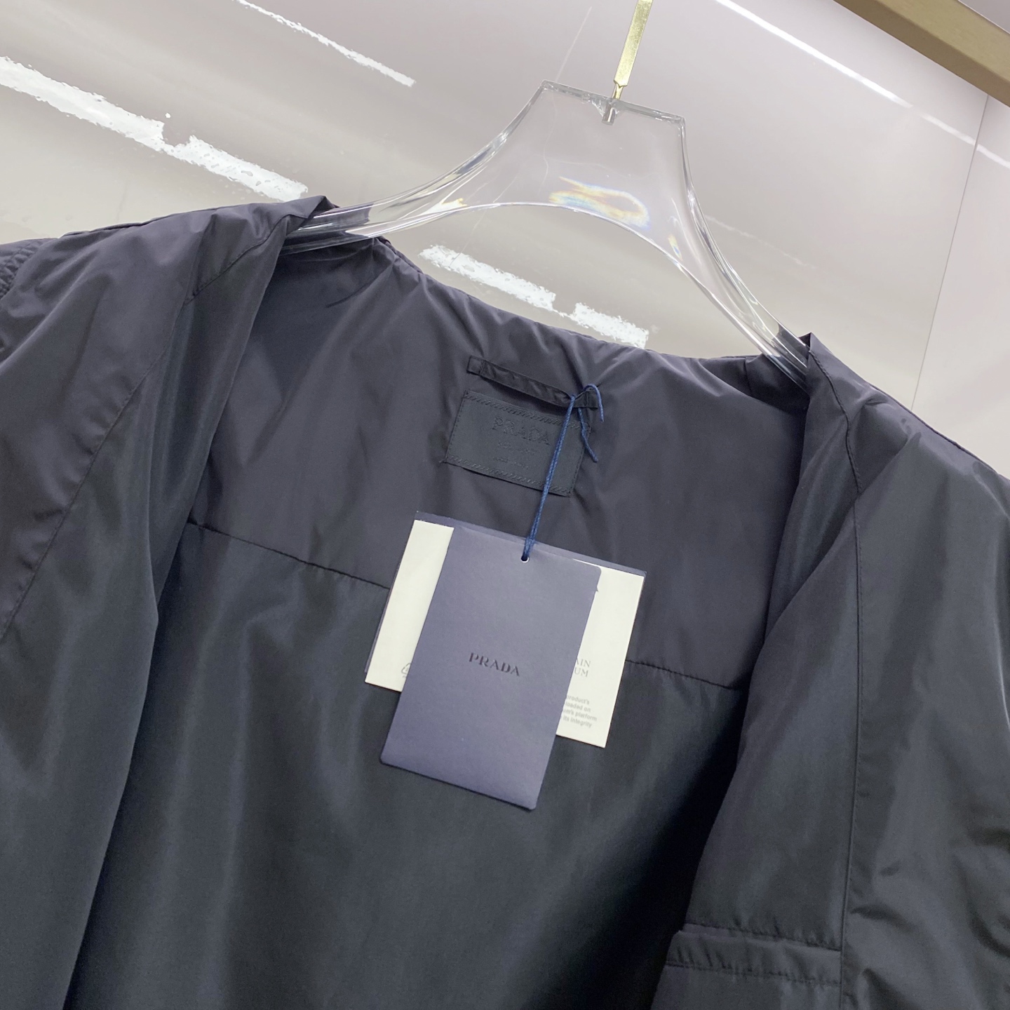 Prada 普拉达 2026ss春夏新款连帽休闲夹克外套，专柜同步新品发售，商务休闲两不误！三角标彰显品