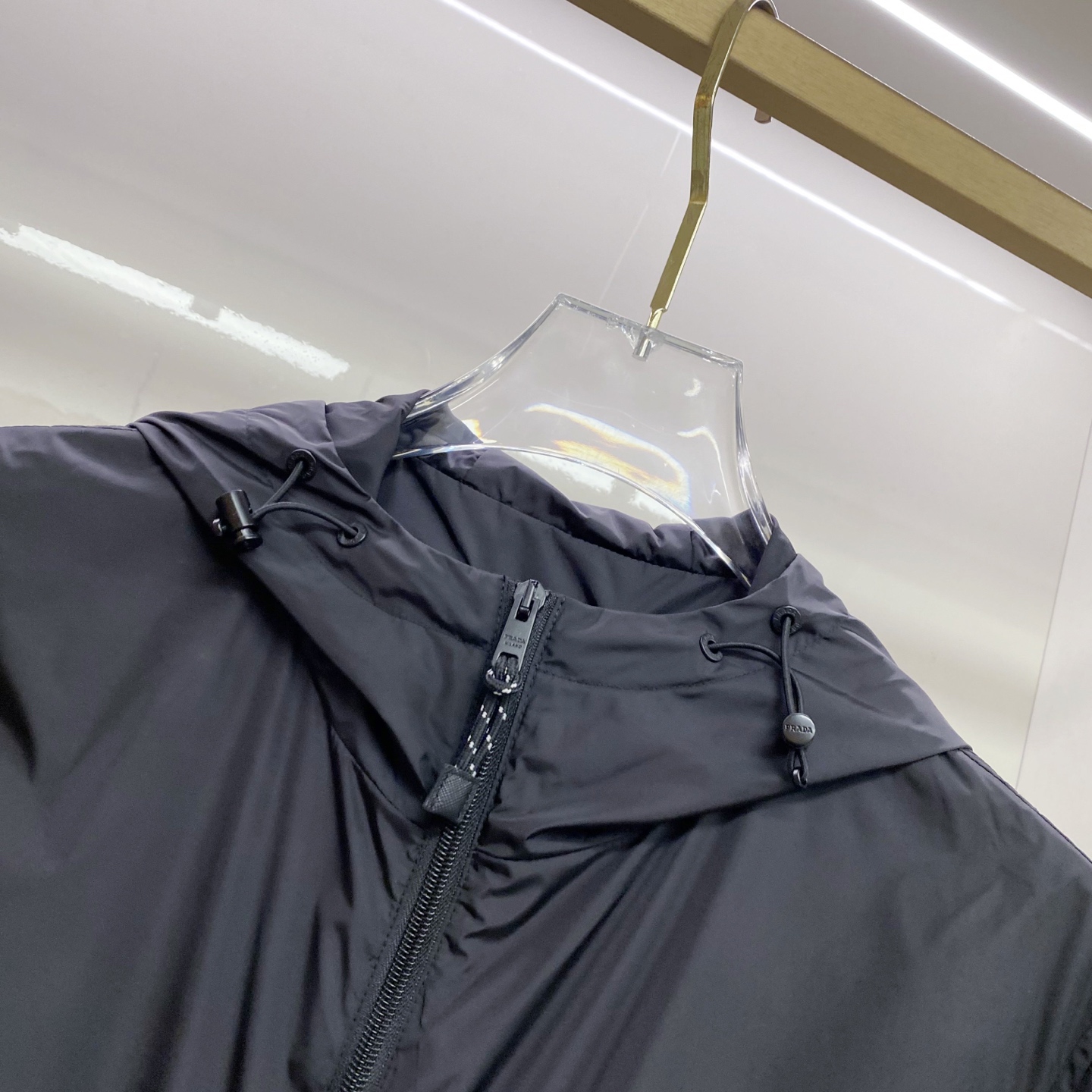Prada 普拉达 2026ss春夏新款连帽休闲夹克外套，专柜同步新品发售，商务休闲两不误！三角标彰显品