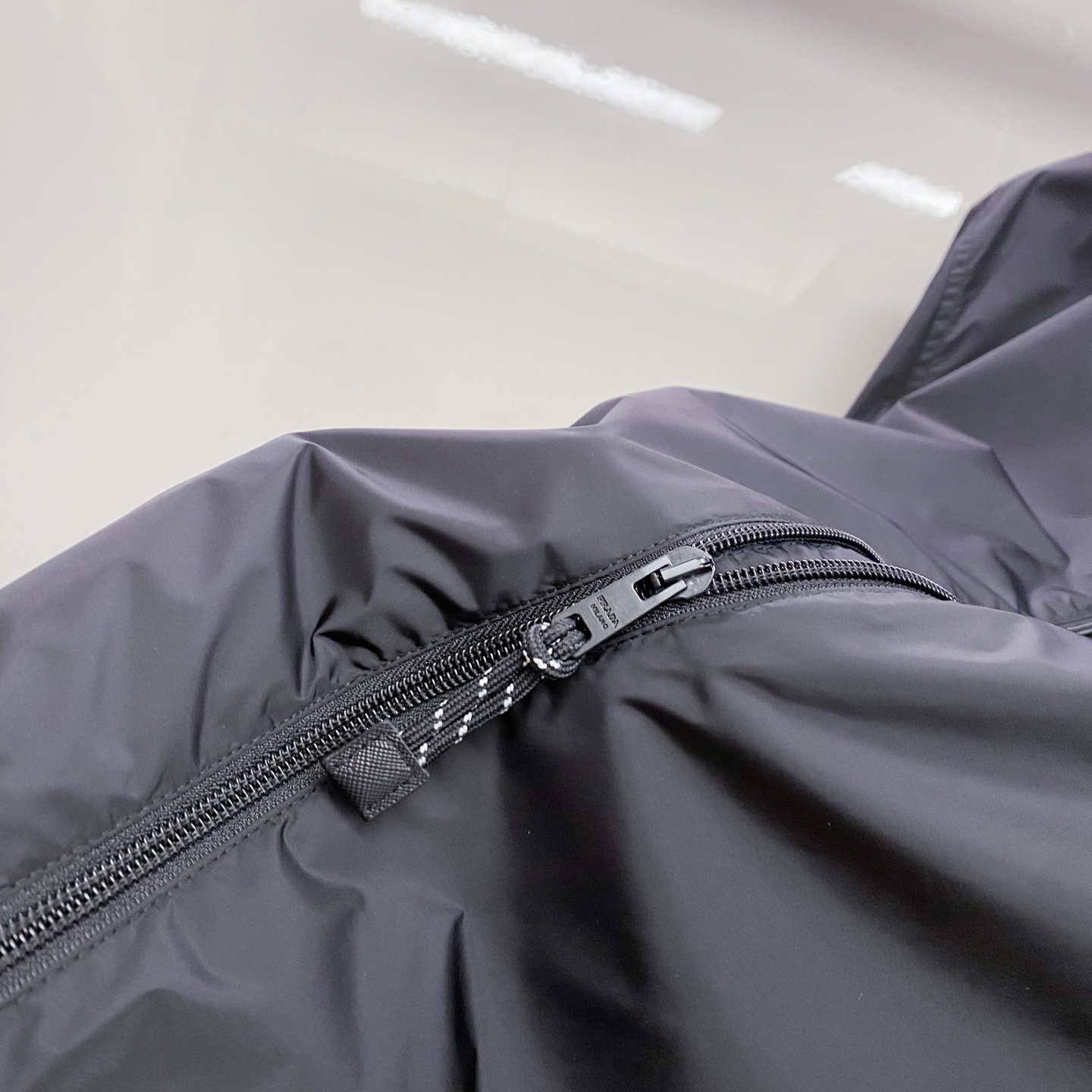 Prada 普拉达 2026ss春夏新款连帽休闲夹克外套，专柜同步新品发售，商务休闲两不误！三角标彰显品