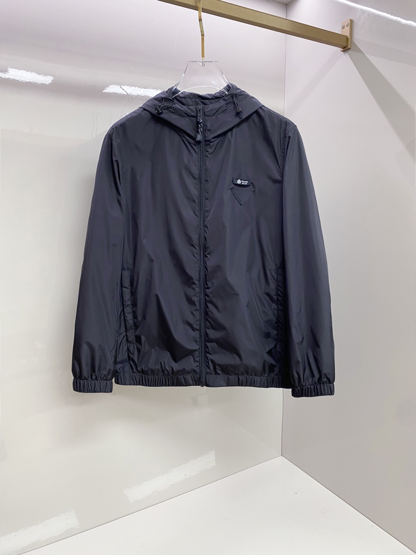Prada 普拉达 2026ss春夏新款连帽休闲夹克外套，专柜同步新品发售，商务休闲两不误！三角标彰显品