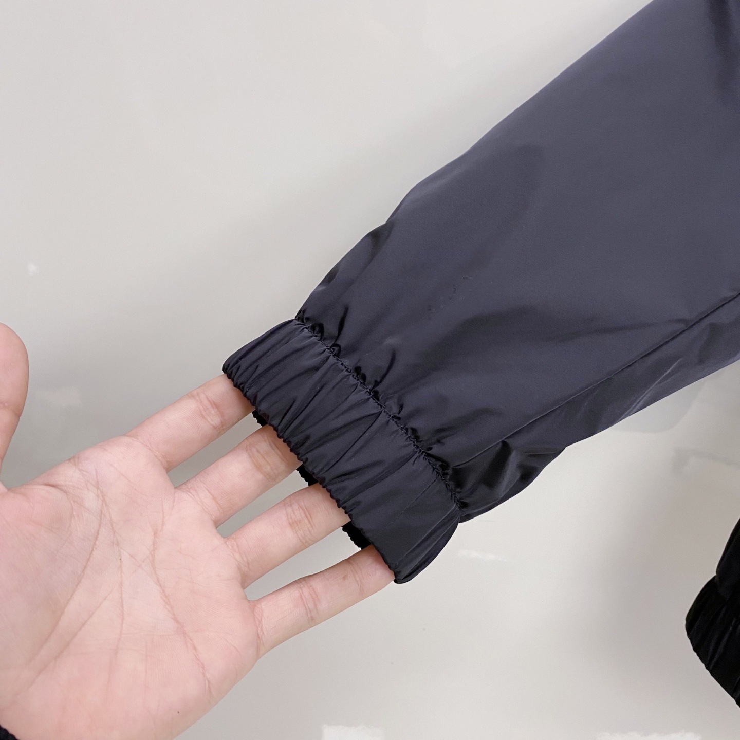 Prada 普拉达 2026ss春夏新款连帽休闲夹克外套，专柜同步新品发售，商务休闲两不误！三角标彰显品