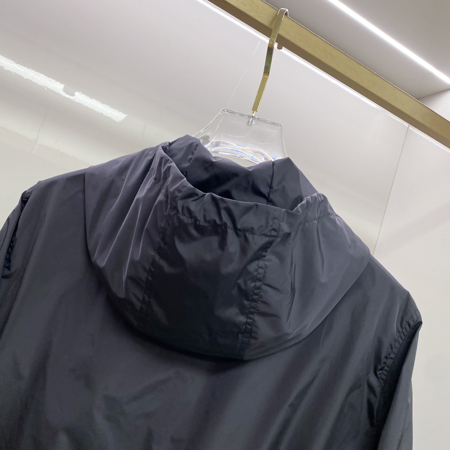 Prada 普拉达 2026ss春夏新款连帽休闲夹克外套，专柜同步新品发售，商务休闲两不误！三角标彰显品