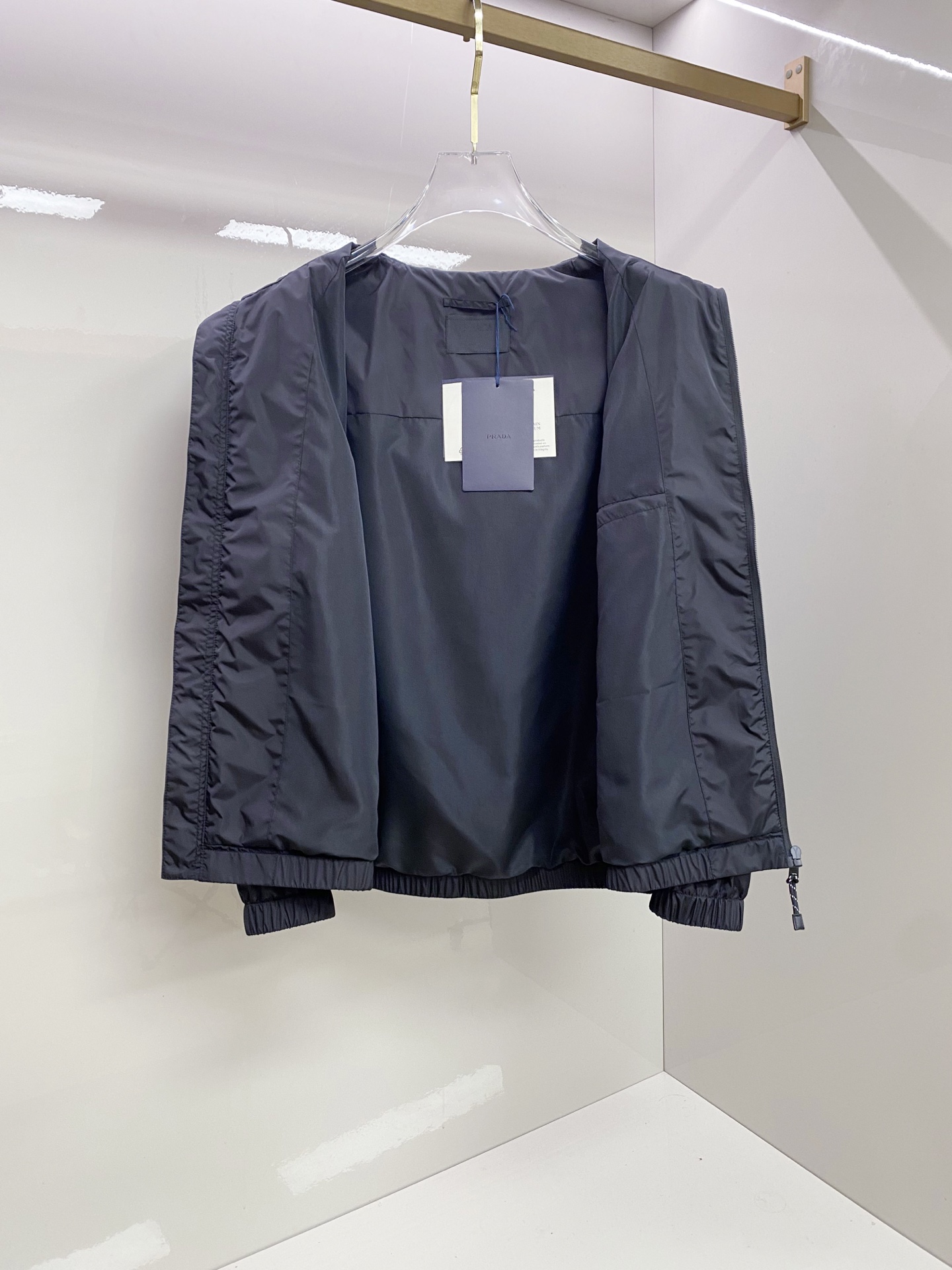 Prada 普拉达 2026ss春夏新款连帽休闲夹克外套，专柜同步新品发售，商务休闲两不误！三角标彰显品