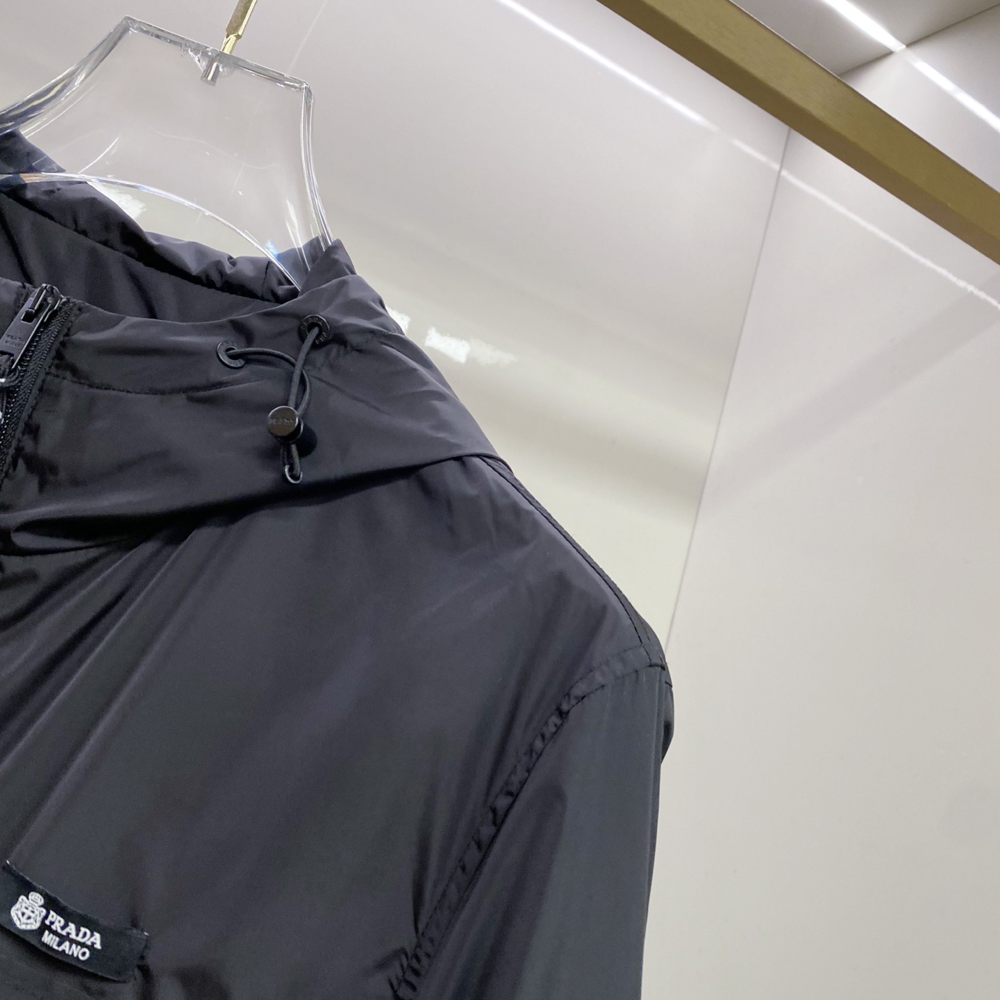 Prada 普拉达 2026ss春夏新款连帽休闲夹克外套，专柜同步新品发售，商务休闲两不误！三角标彰显品