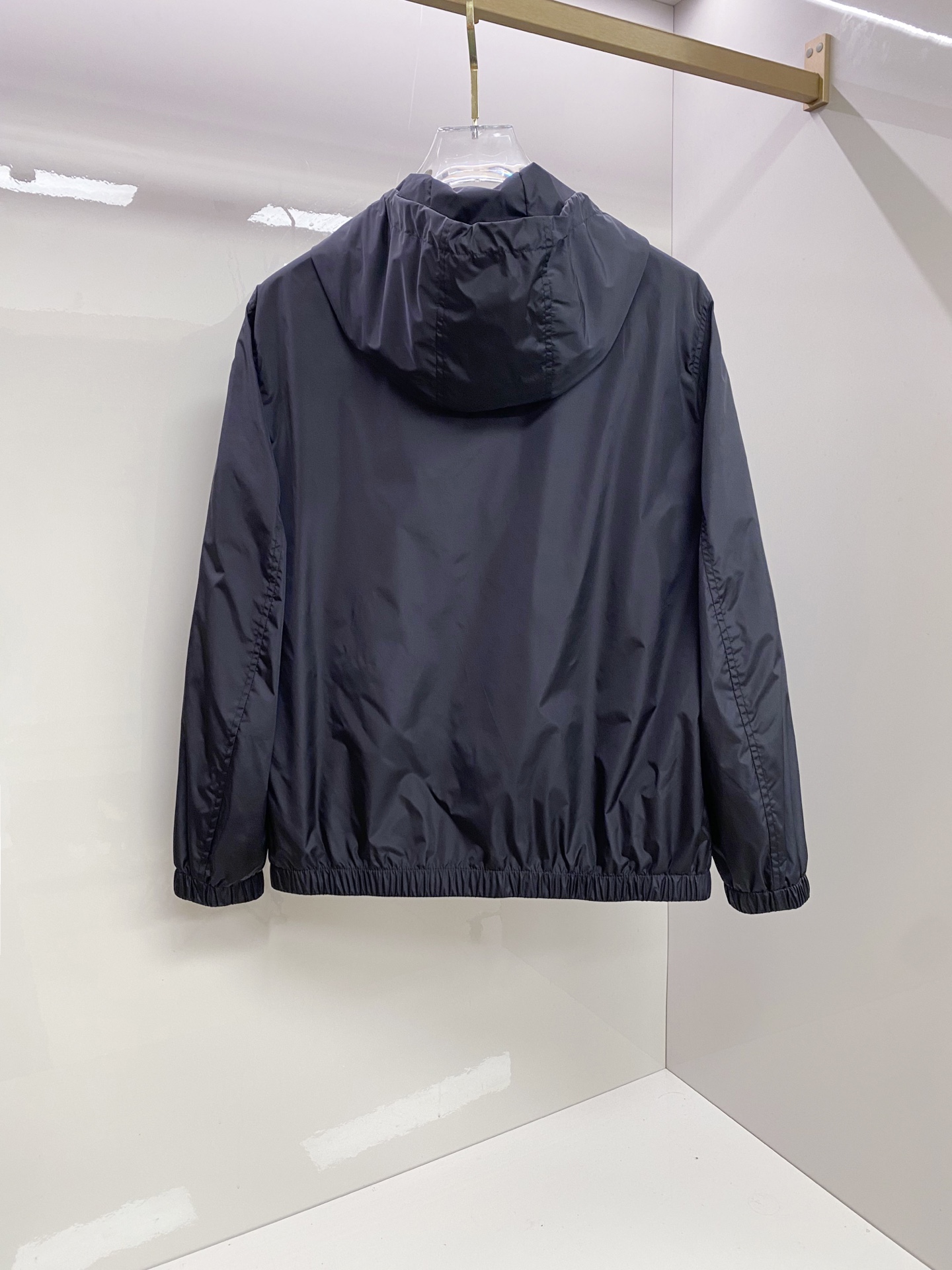 Prada 普拉达 2026ss春夏新款连帽休闲夹克外套，专柜同步新品发售，商务休闲两不误！三角标彰显品