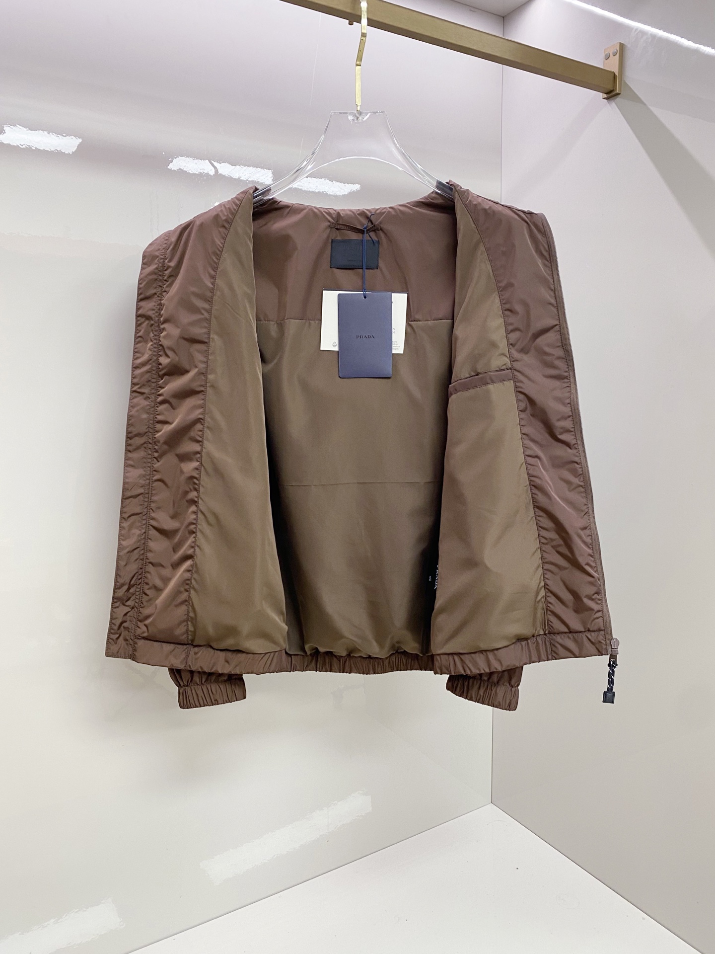 Prada 普拉达 2026ss春夏新款连帽休闲夹克外套，专柜同步新品发售，商务休闲两不误！三角标彰显品