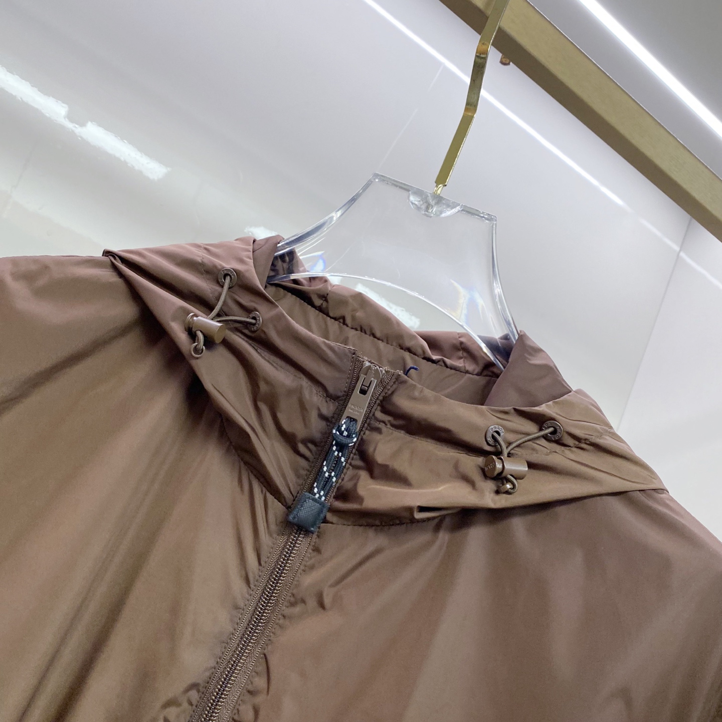 Prada 普拉达 2026ss春夏新款连帽休闲夹克外套，专柜同步新品发售，商务休闲两不误！三角标彰显品