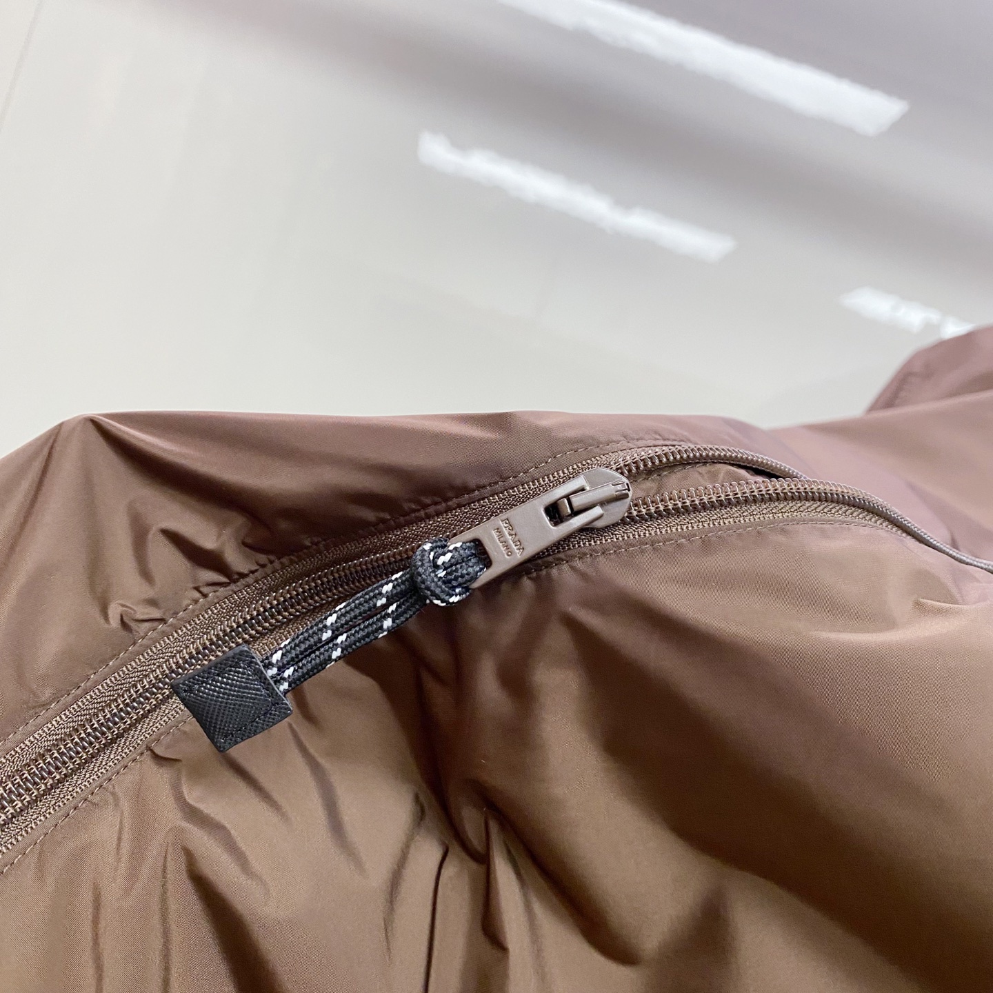 Prada 普拉达 2026ss春夏新款连帽休闲夹克外套，专柜同步新品发售，商务休闲两不误！三角标彰显品