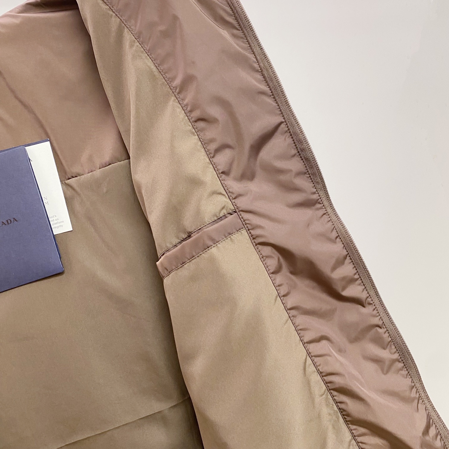 Prada 普拉达 2026ss春夏新款连帽休闲夹克外套，专柜同步新品发售，商务休闲两不误！三角标彰显品