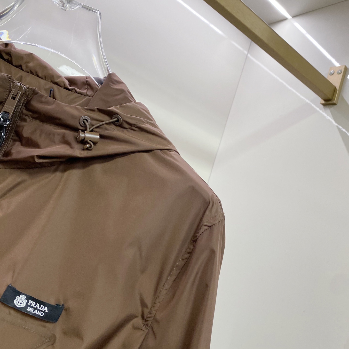 Prada 普拉达 2026ss春夏新款连帽休闲夹克外套，专柜同步新品发售，商务休闲两不误！三角标彰显品