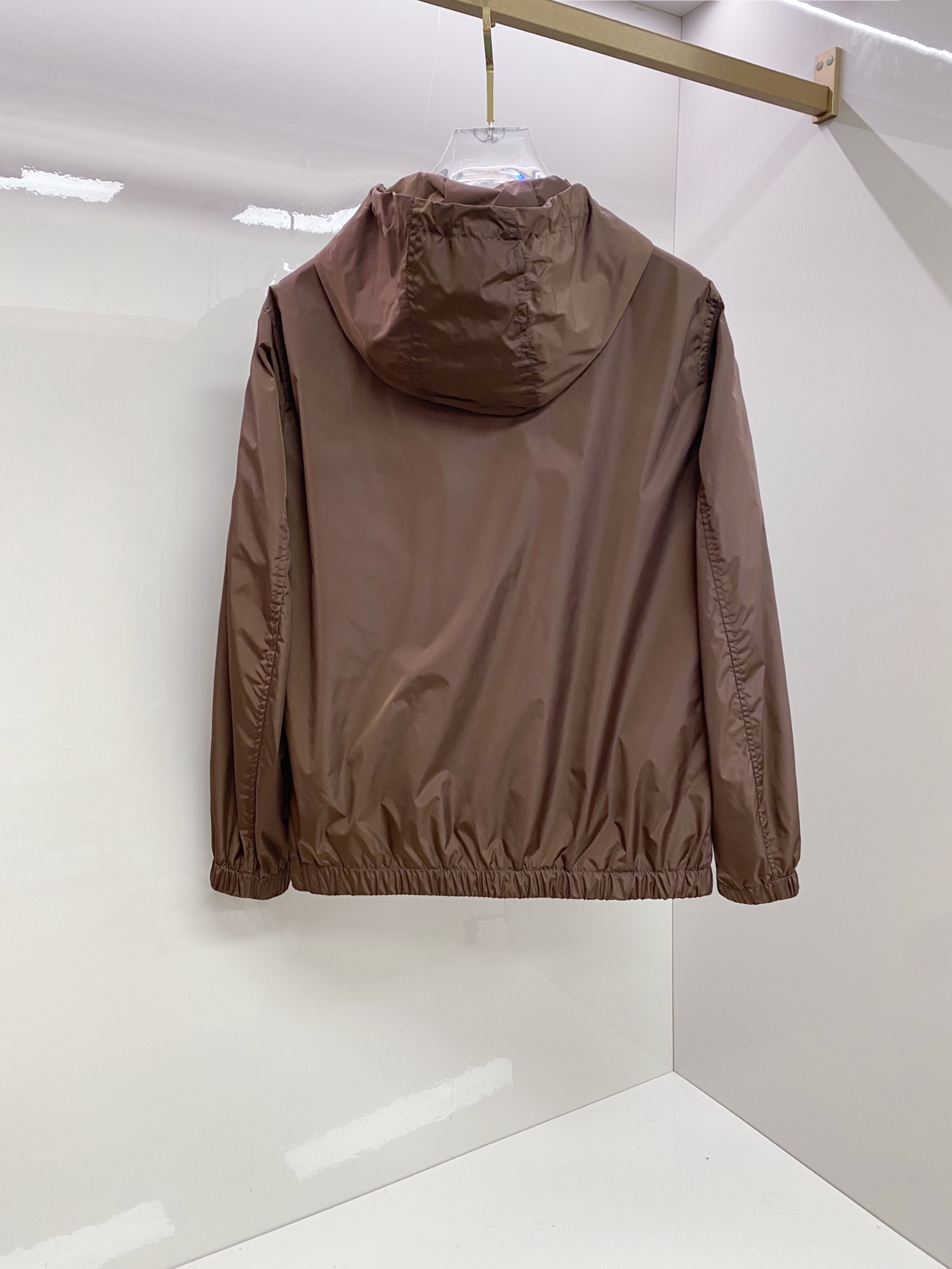 Prada 普拉达 2026ss春夏新款连帽休闲夹克外套，专柜同步新品发售，商务休闲两不误！三角标彰显品